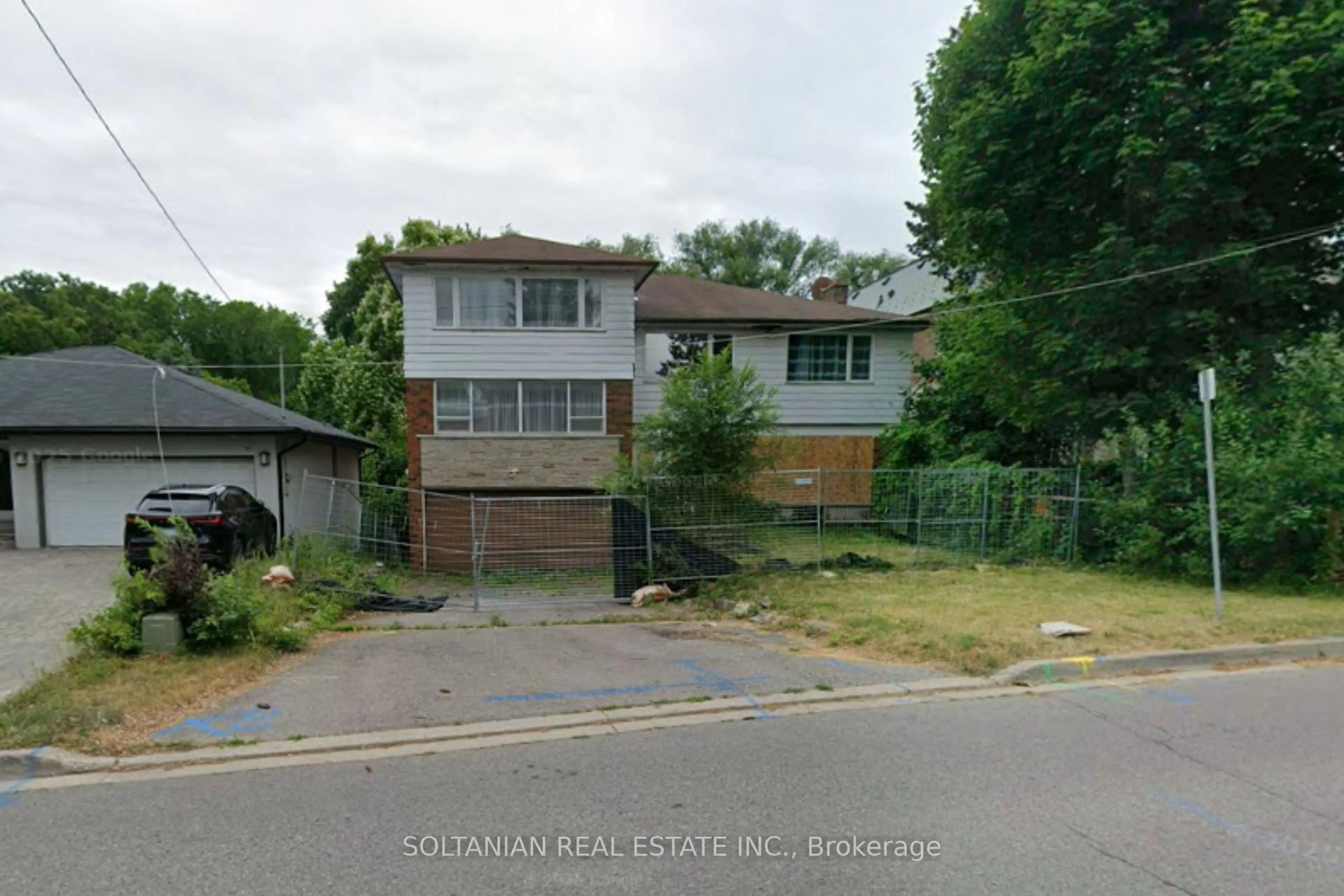 A pic from outside/outdoor area/front of a property/back of a property/a pic from drone, mountain view for 41 Elgin St, Markham Ontario L3T 1W5