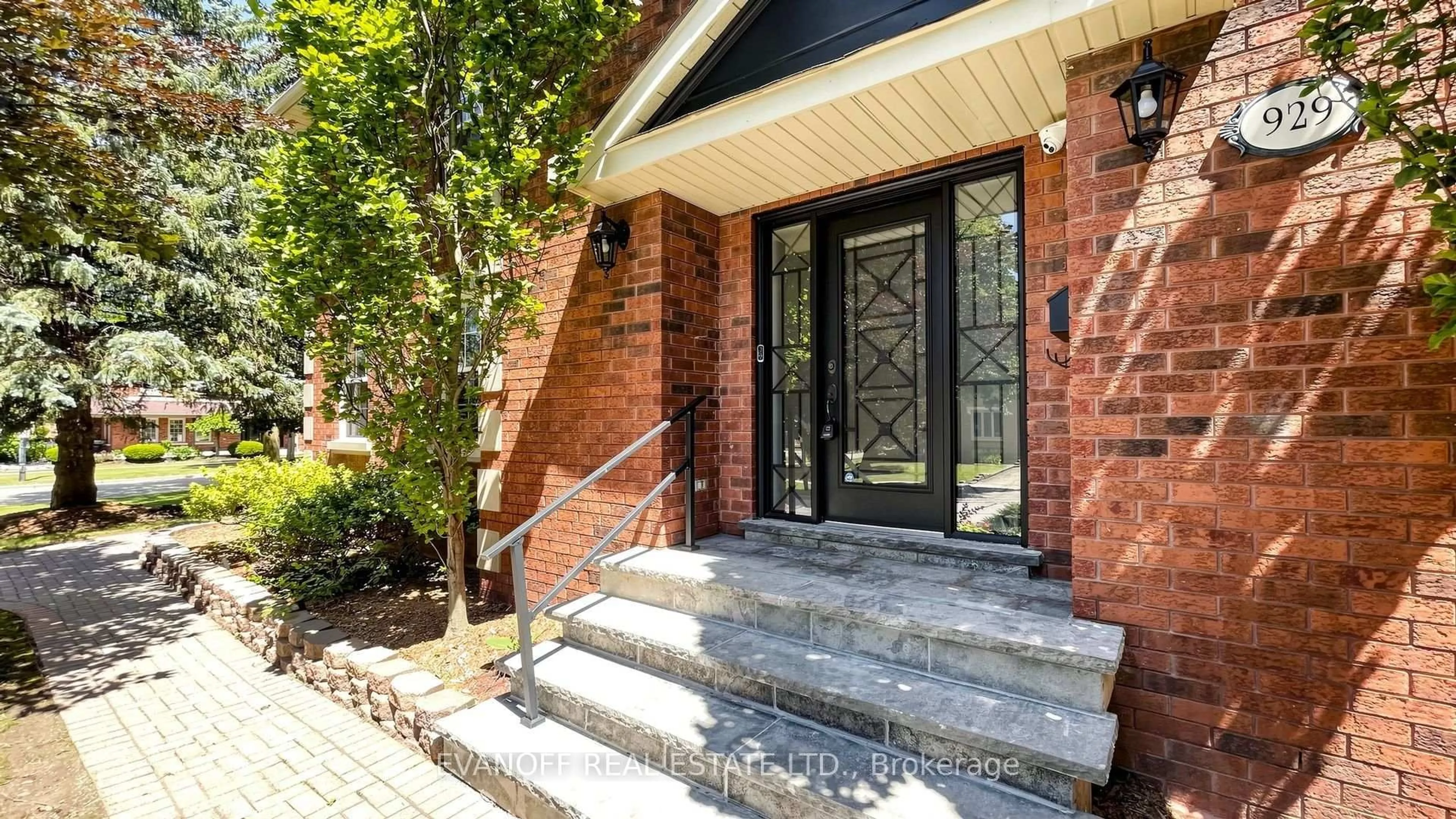 Home with brick exterior material, street for 929 Creebridge Cres, Newmarket Ontario L3X 1P1