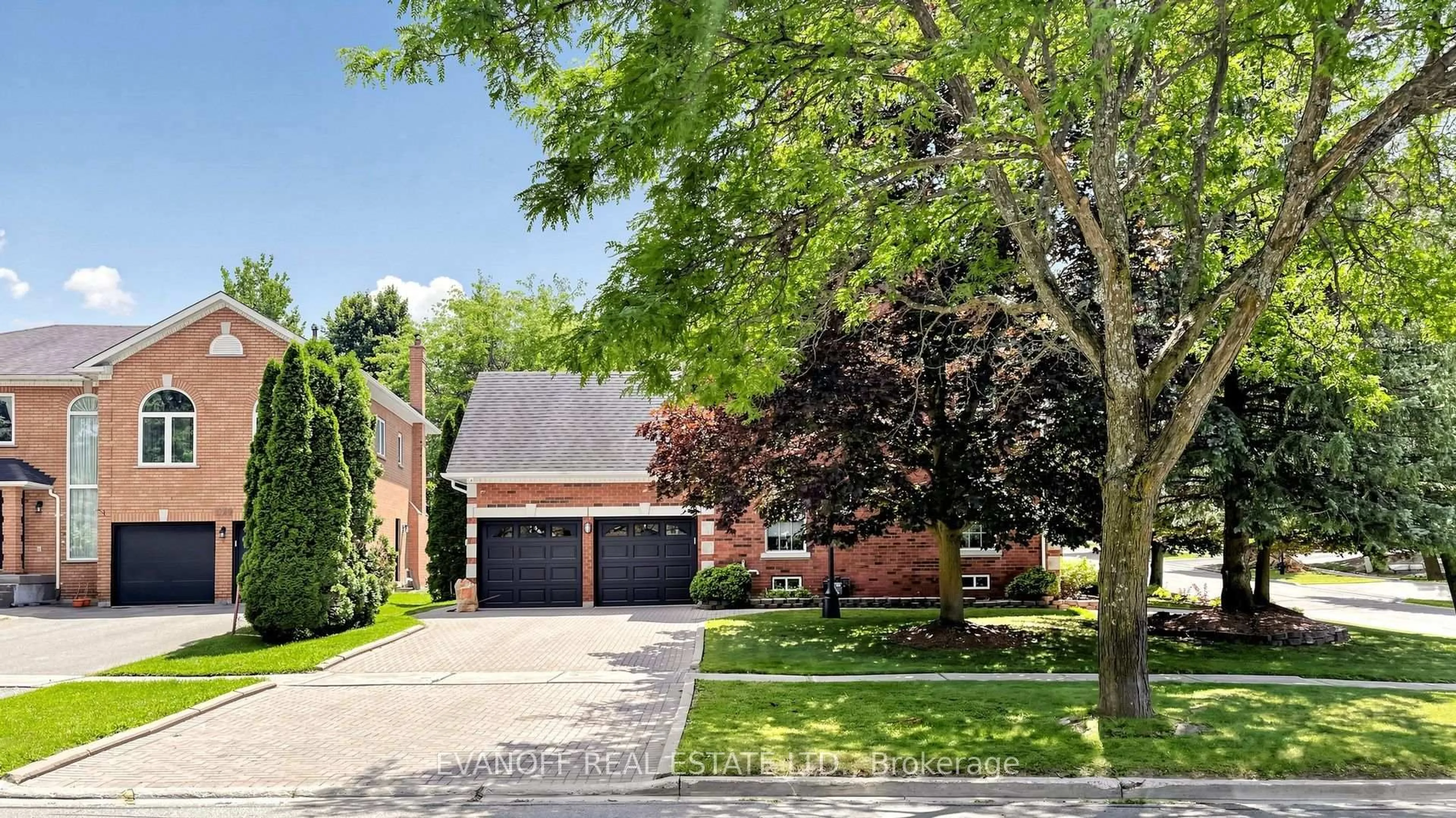Home with brick exterior material, street for 929 Creebridge Cres, Newmarket Ontario L3X 1P1