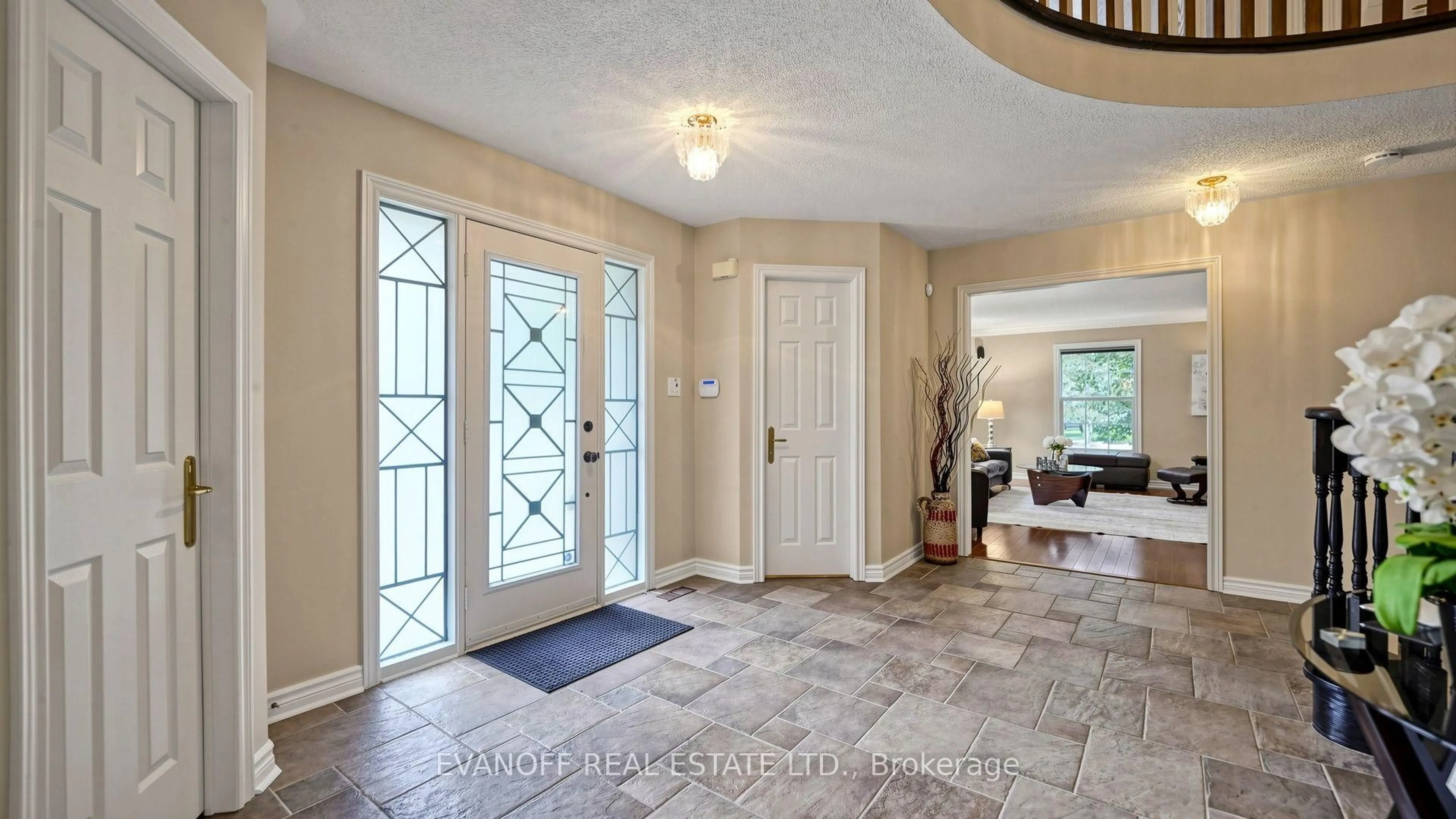 Indoor entryway for 929 Creebridge Cres, Newmarket Ontario L3X 1P1
