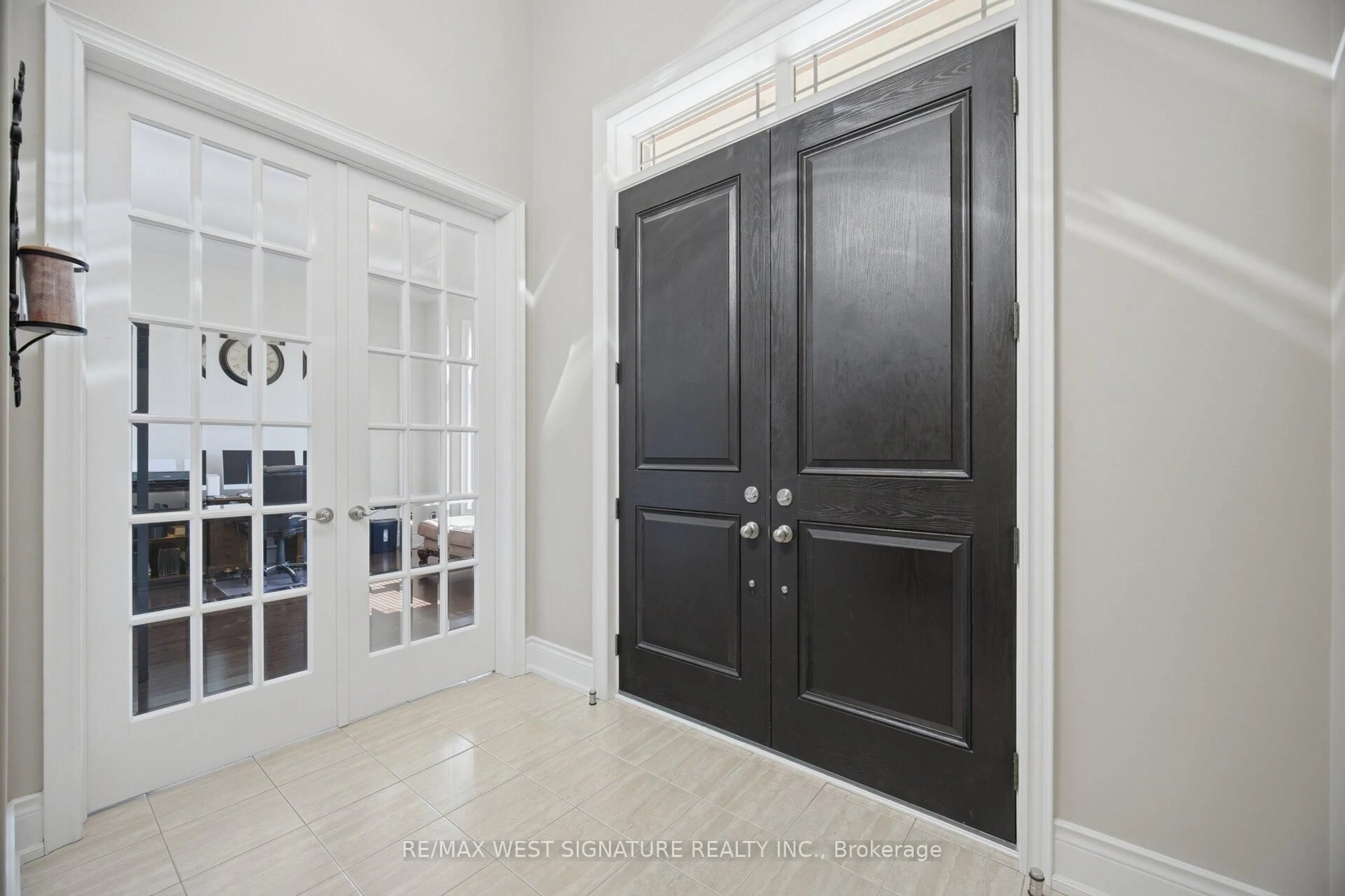 Indoor entryway for 59 Bluff Tr, King Ontario L7B 0A1