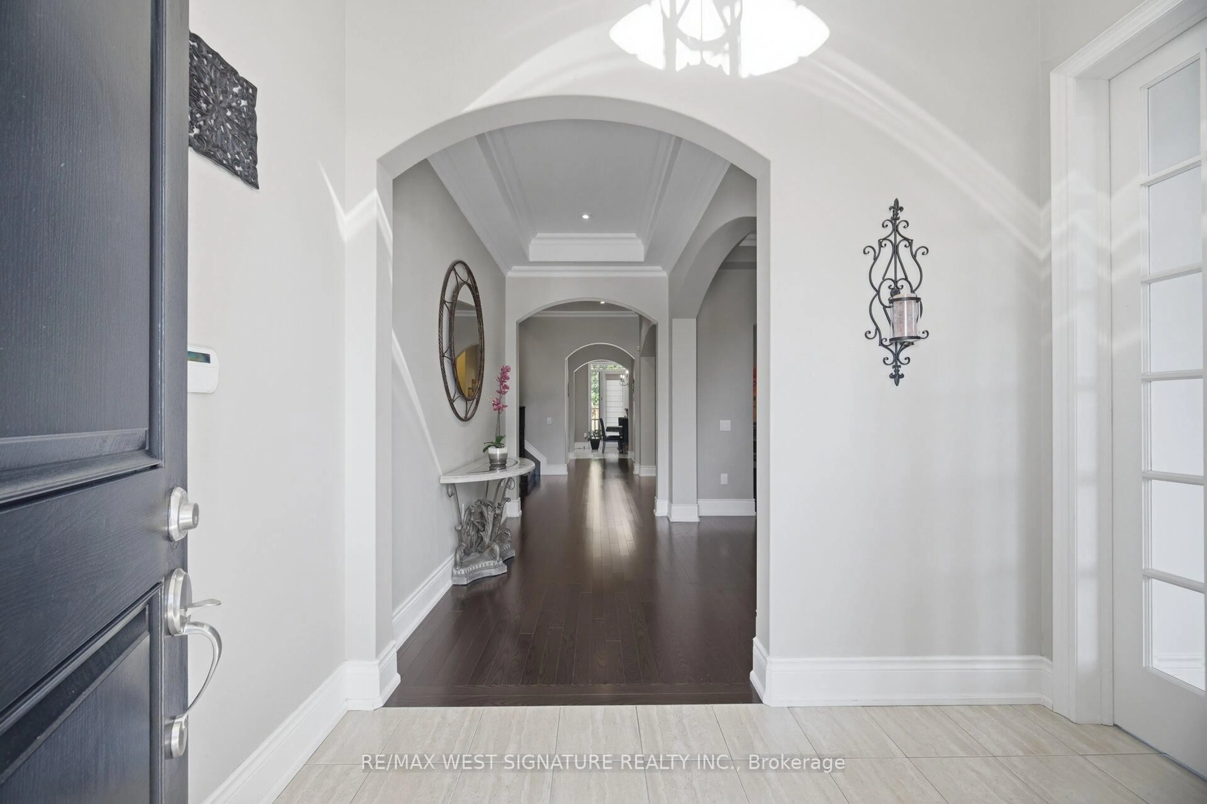Indoor entryway for 59 Bluff Tr, King Ontario L7B 0A1