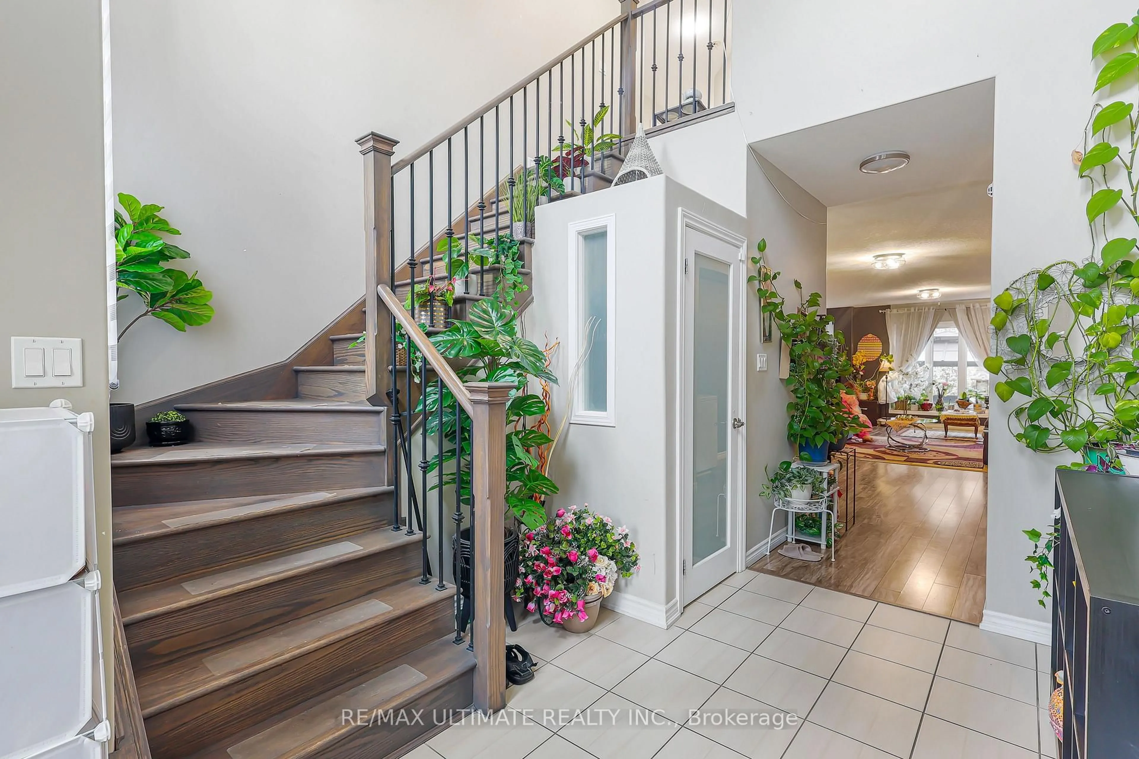 Indoor entryway for 42 Walker Blvd, New Tecumseth Ontario L9R 0N2