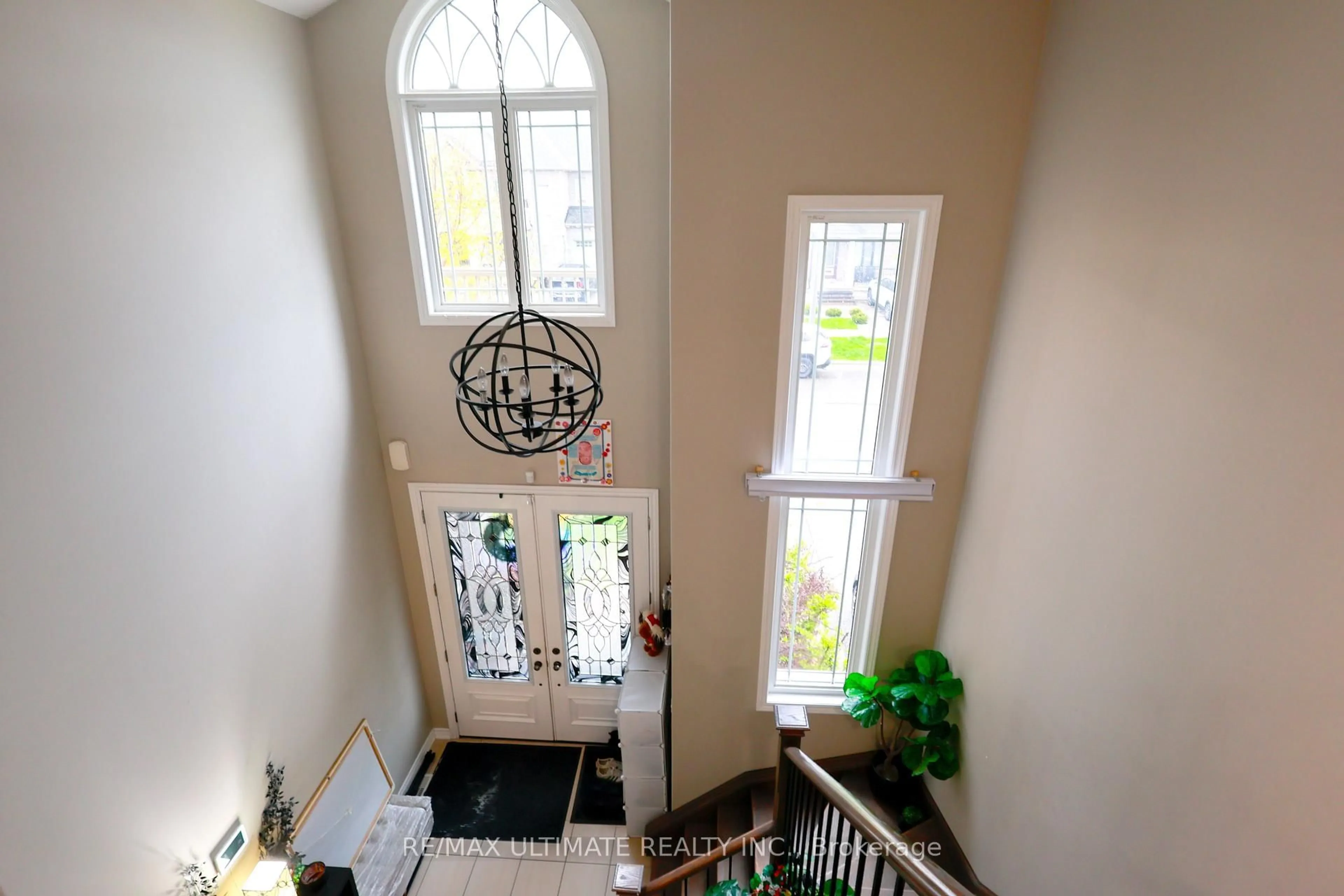 Indoor entryway for 42 Walker Blvd, New Tecumseth Ontario L9R 0N2