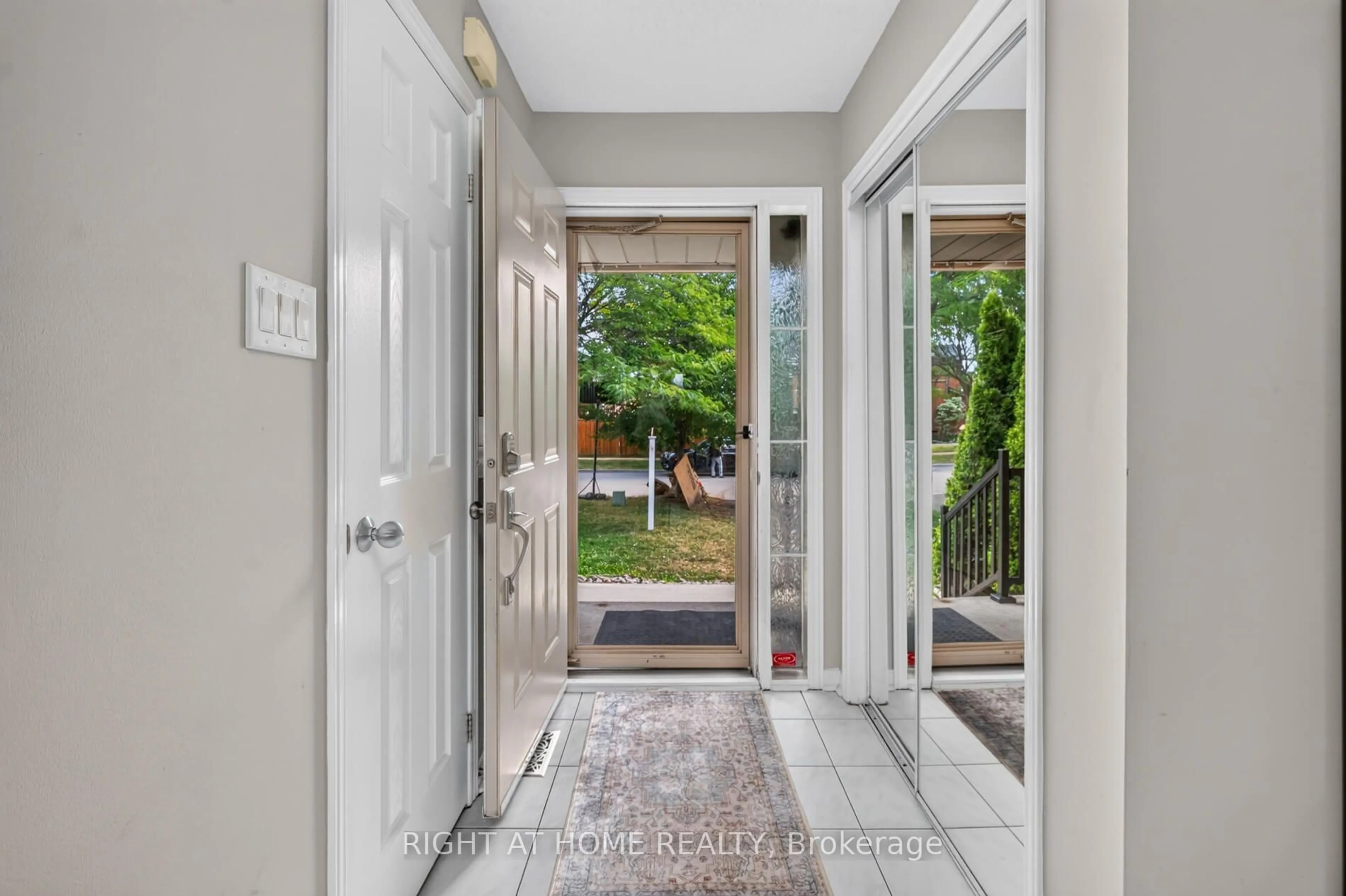 Indoor entryway for 10 Lento Crt, Vaughan Ontario L4L 8Y9