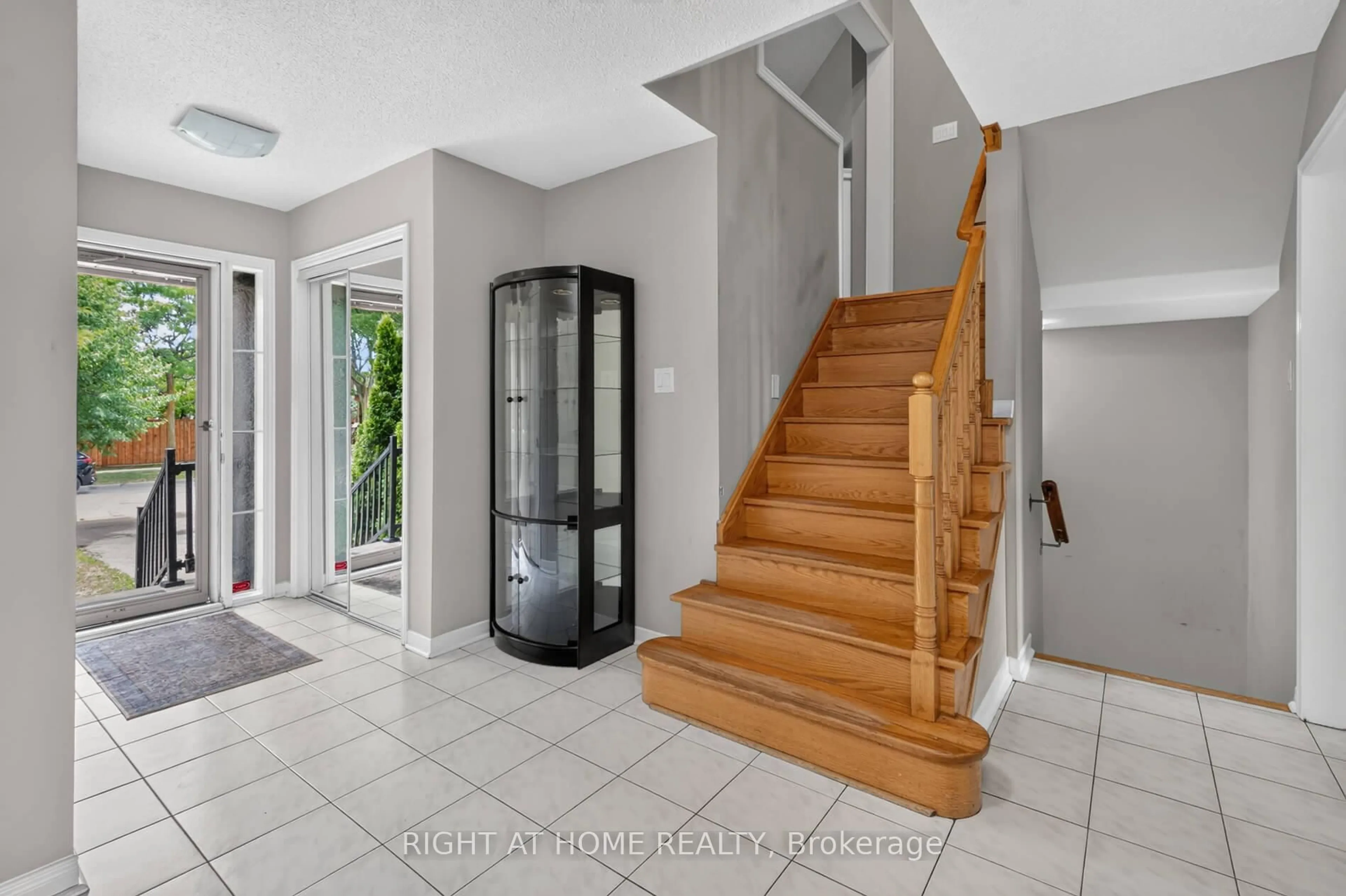 Indoor entryway for 10 Lento Crt, Vaughan Ontario L4L 8Y9
