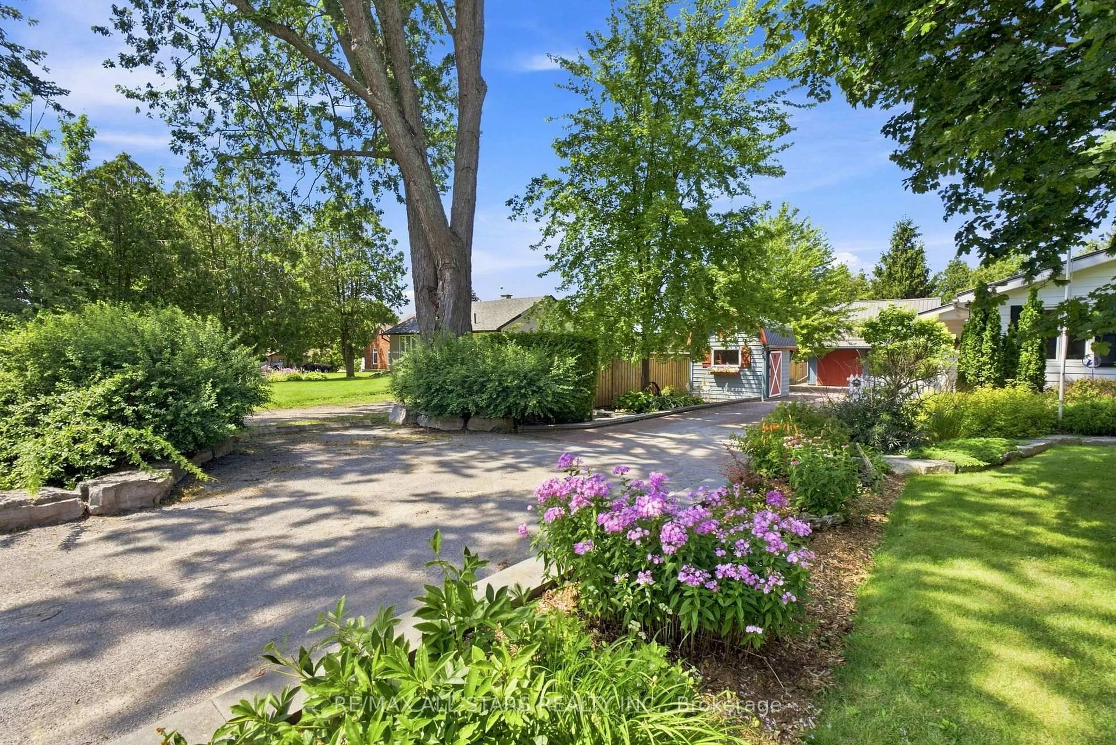 Patio, street for 710 Regional 13 Rd, Uxbridge Ontario L0C 1C0