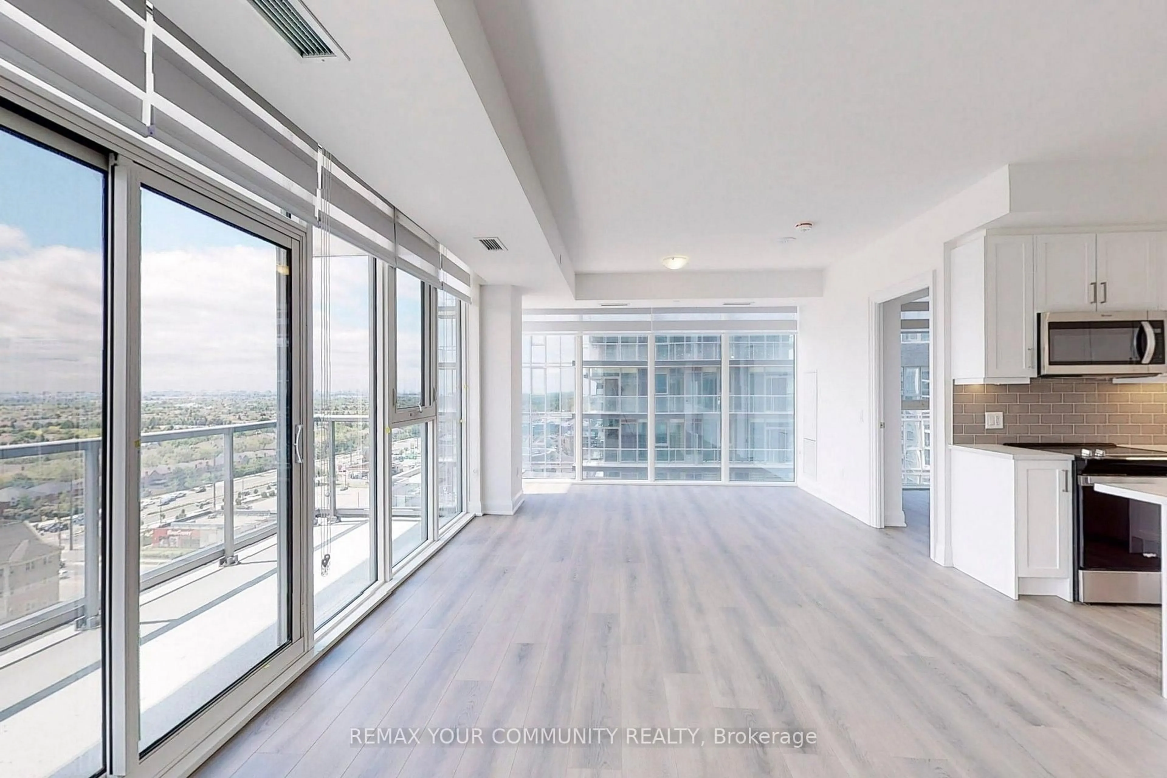 Indoor foyer for 20 Gatineau Dr #1407E, Vaughan Ontario L4J 0L3