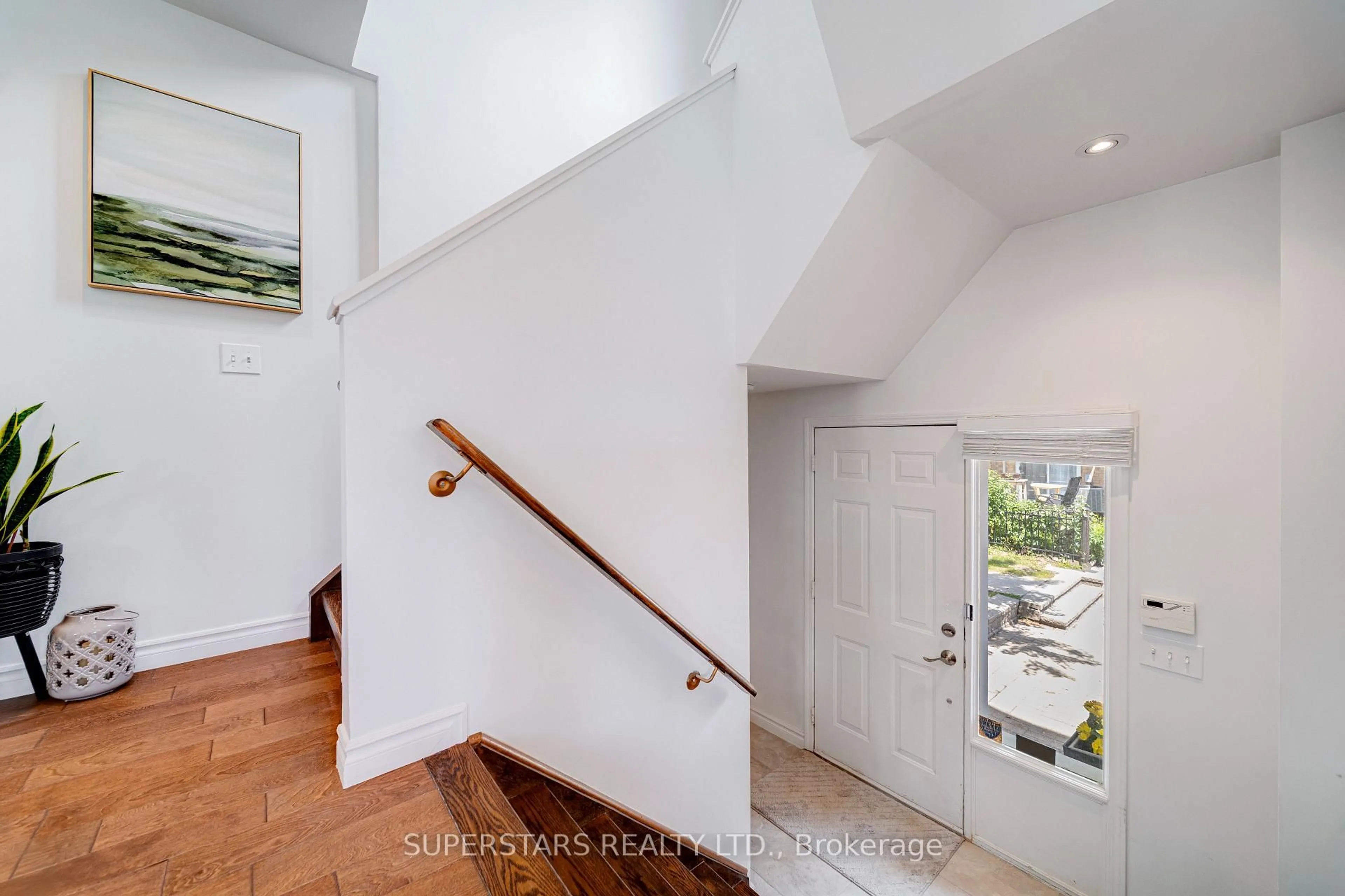 Indoor entryway for 10 Cox Blvd #27, Markham Ontario L3R 4G2