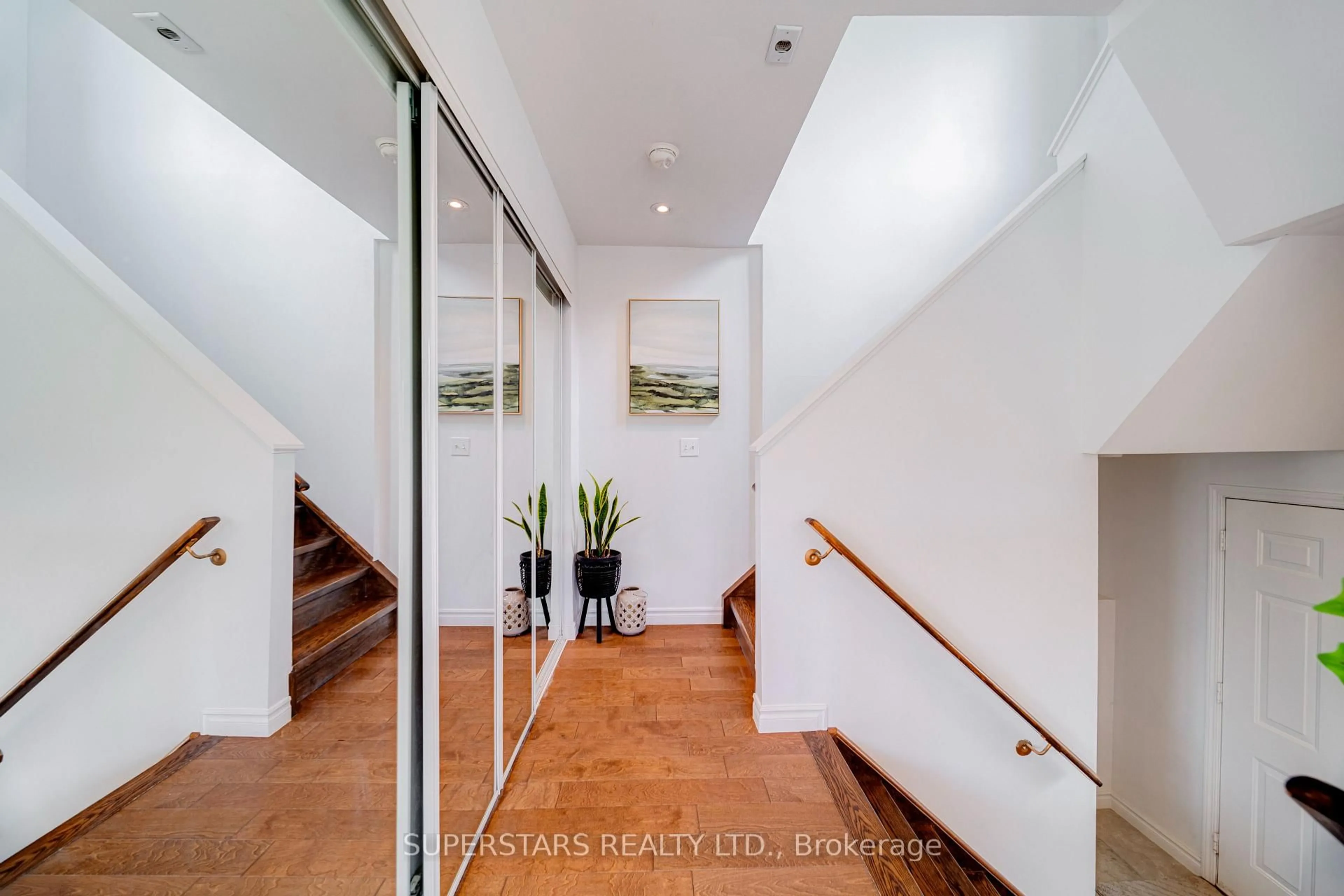 Indoor foyer for 10 Cox Blvd #27, Markham Ontario L3R 4G2