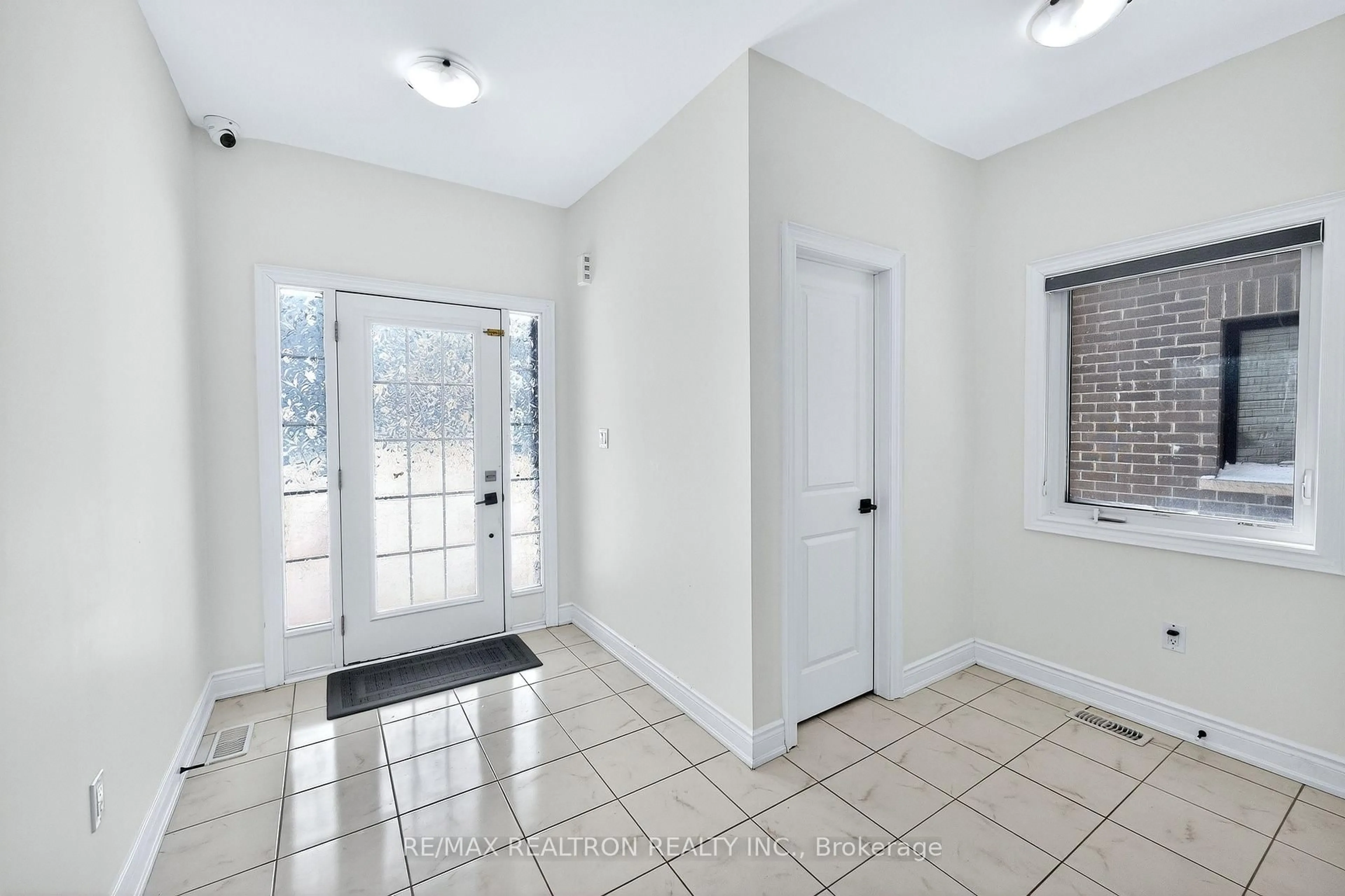 Indoor entryway for 9 Alan Williams Tr, Uxbridge Ontario L9P 0R5
