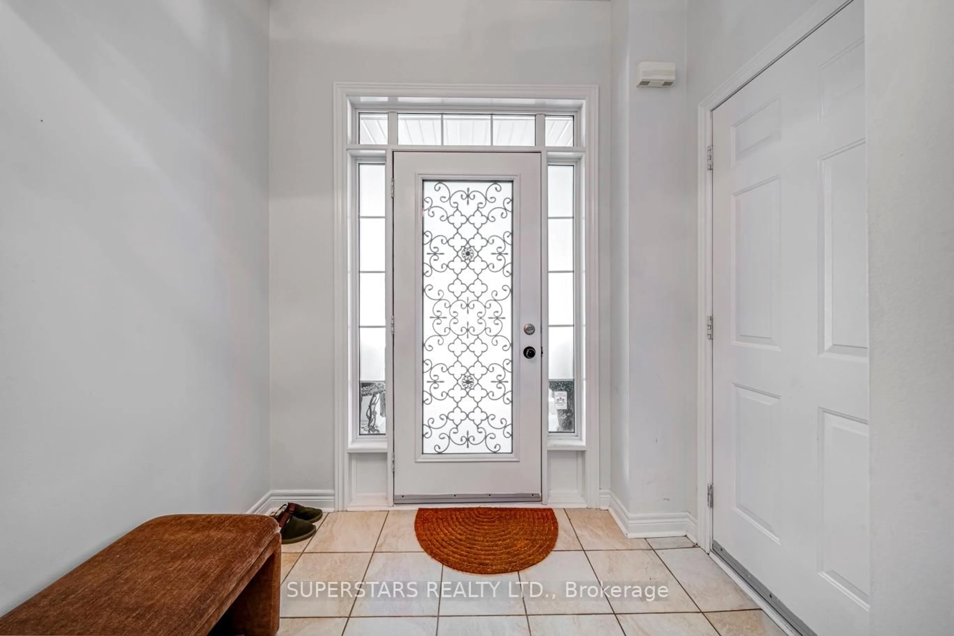 Indoor entryway for 280 Paradelle Dr #4, Richmond Hill Ontario L4E 0C9