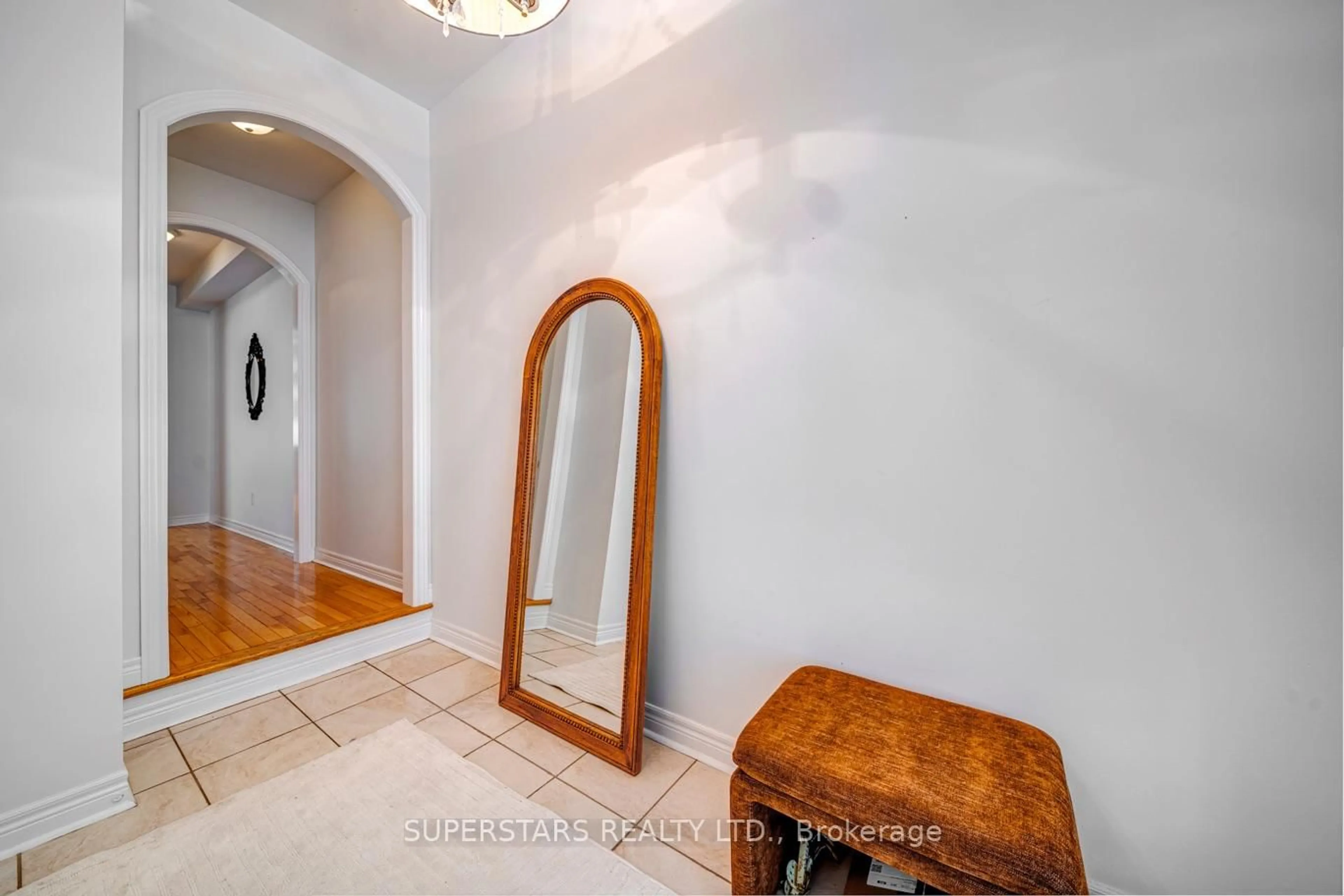 Indoor entryway for 280 Paradelle Dr #4, Richmond Hill Ontario L4E 0C9