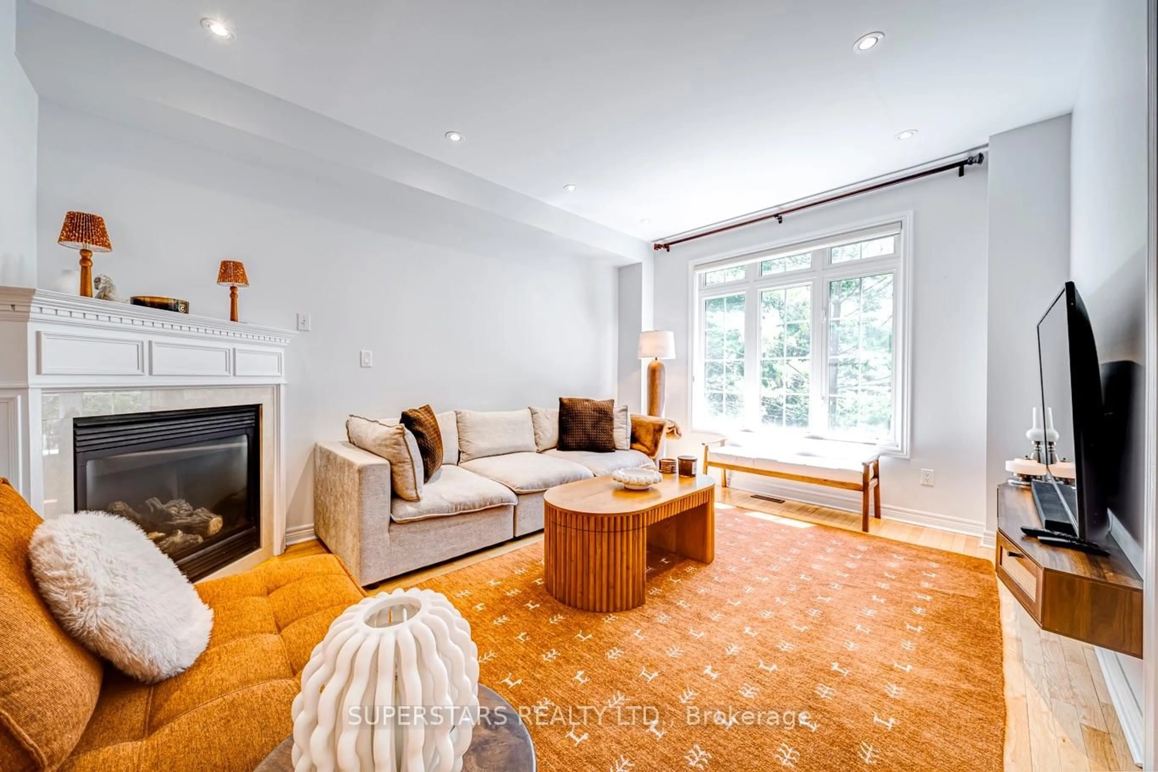 Living room with furniture, unknown for 280 Paradelle Dr #4, Richmond Hill Ontario L4E 0C9