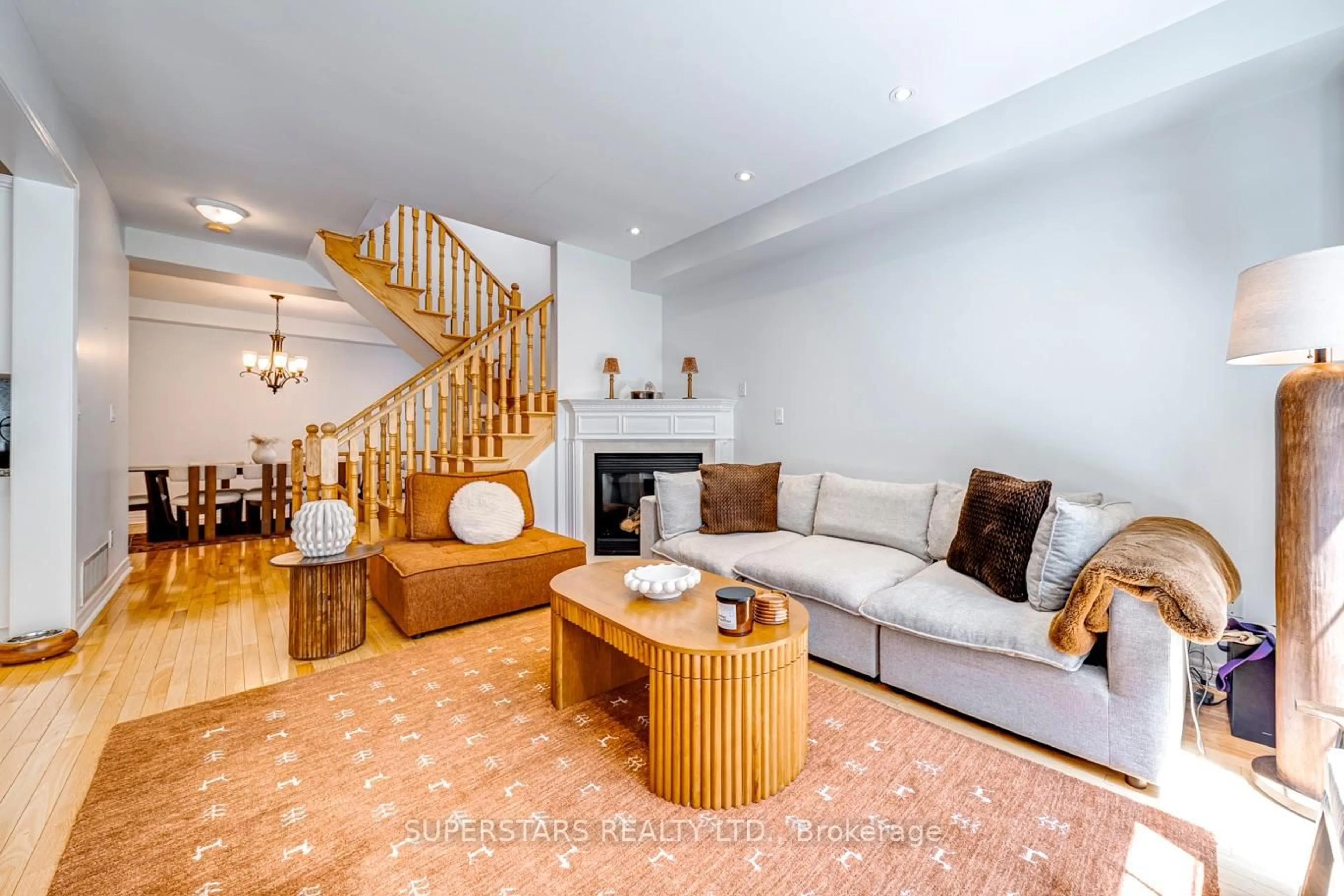 Living room with furniture, unknown for 280 Paradelle Dr #4, Richmond Hill Ontario L4E 0C9