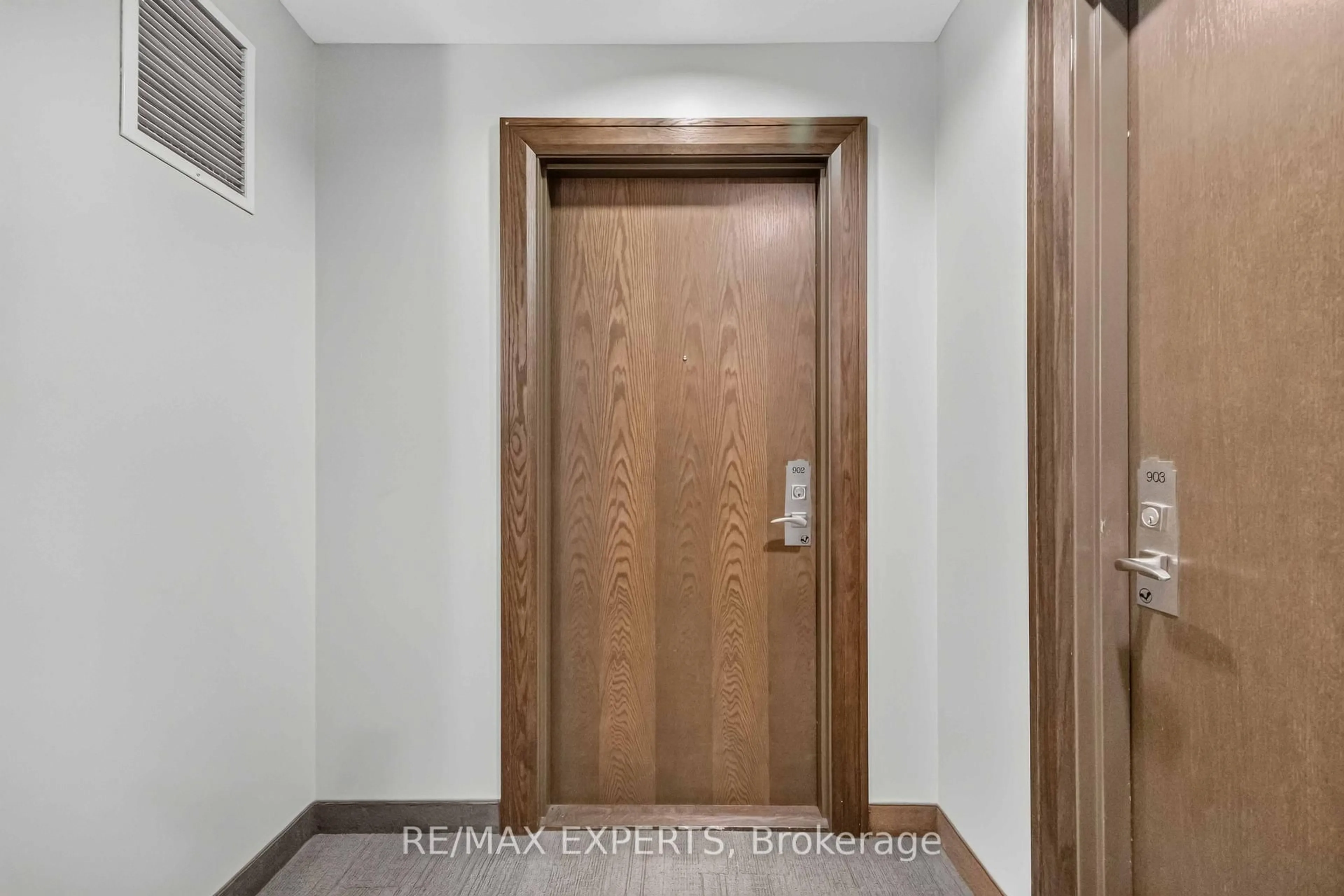 Indoor entryway for 2900 Highway 7 Rd #902, Vaughan Ontario L4K 0G3