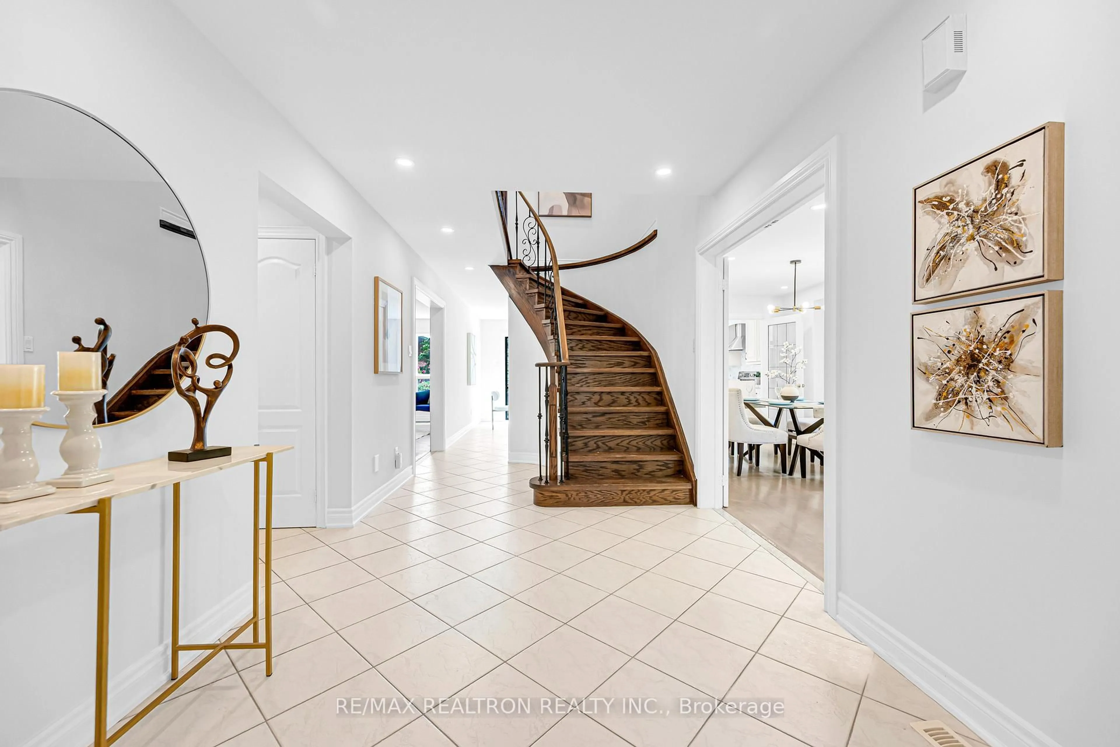Indoor entryway for 278 Bernard Ave, Richmond Hill Ontario L4S 1C9