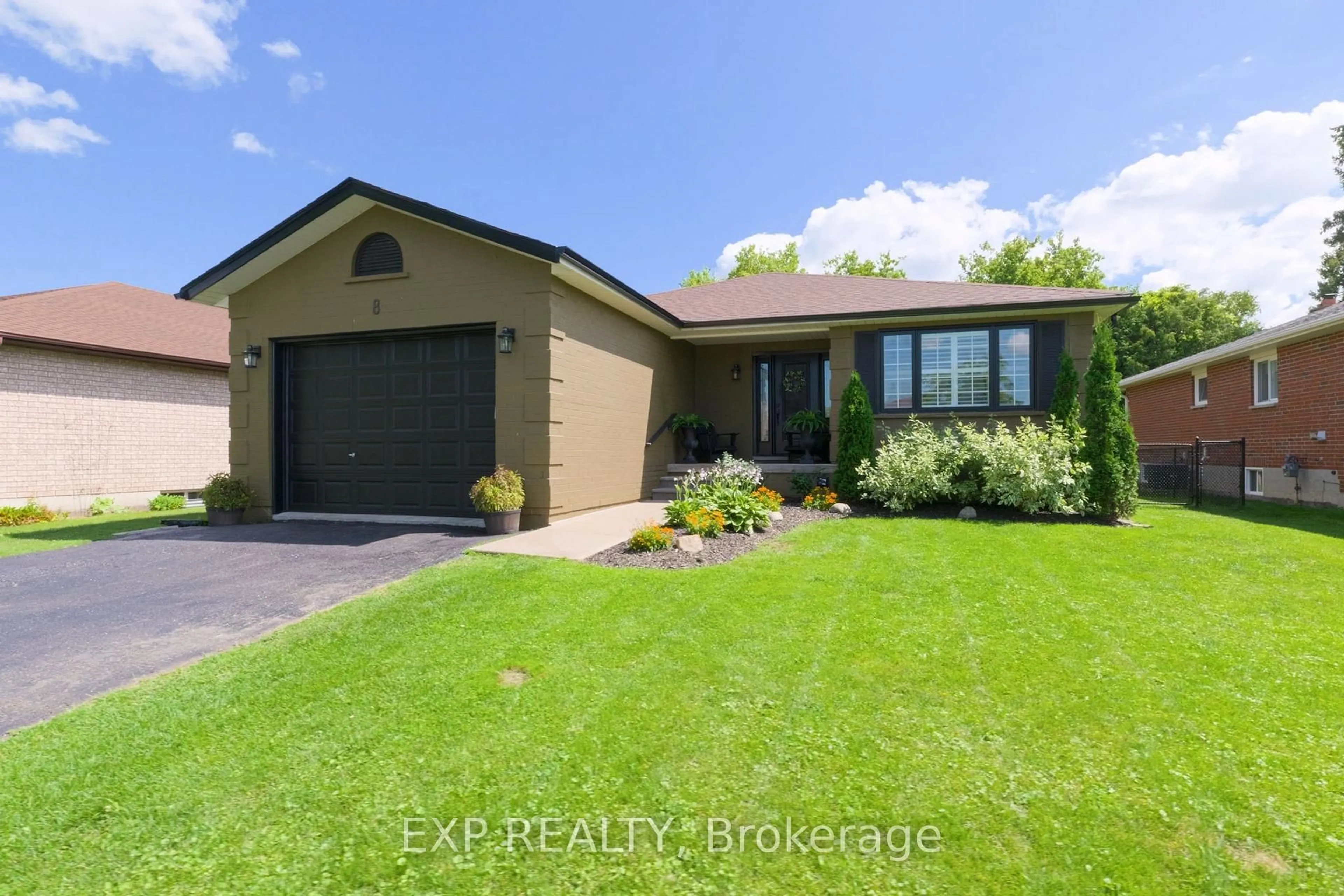 Unknown for 8 Low Blvd, Uxbridge Ontario L9P 1W7
