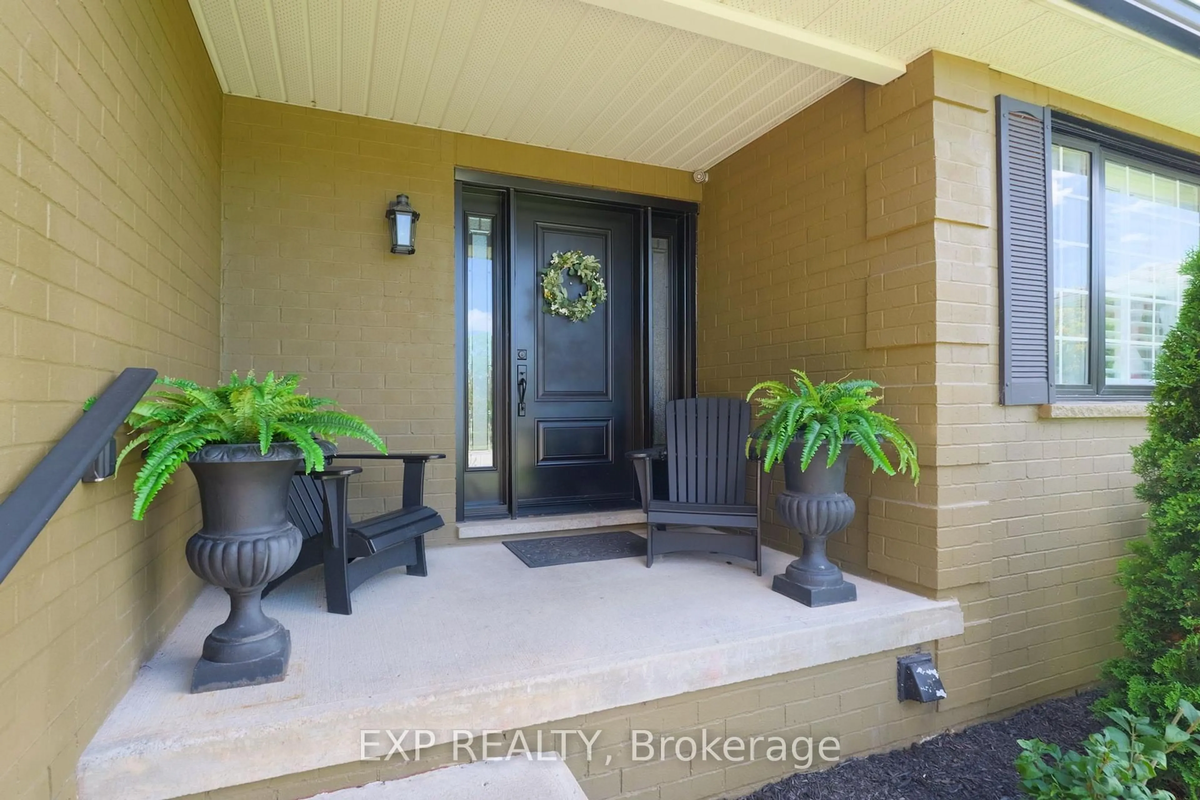 Indoor entryway for 8 Low Blvd, Uxbridge Ontario L9P 1W7