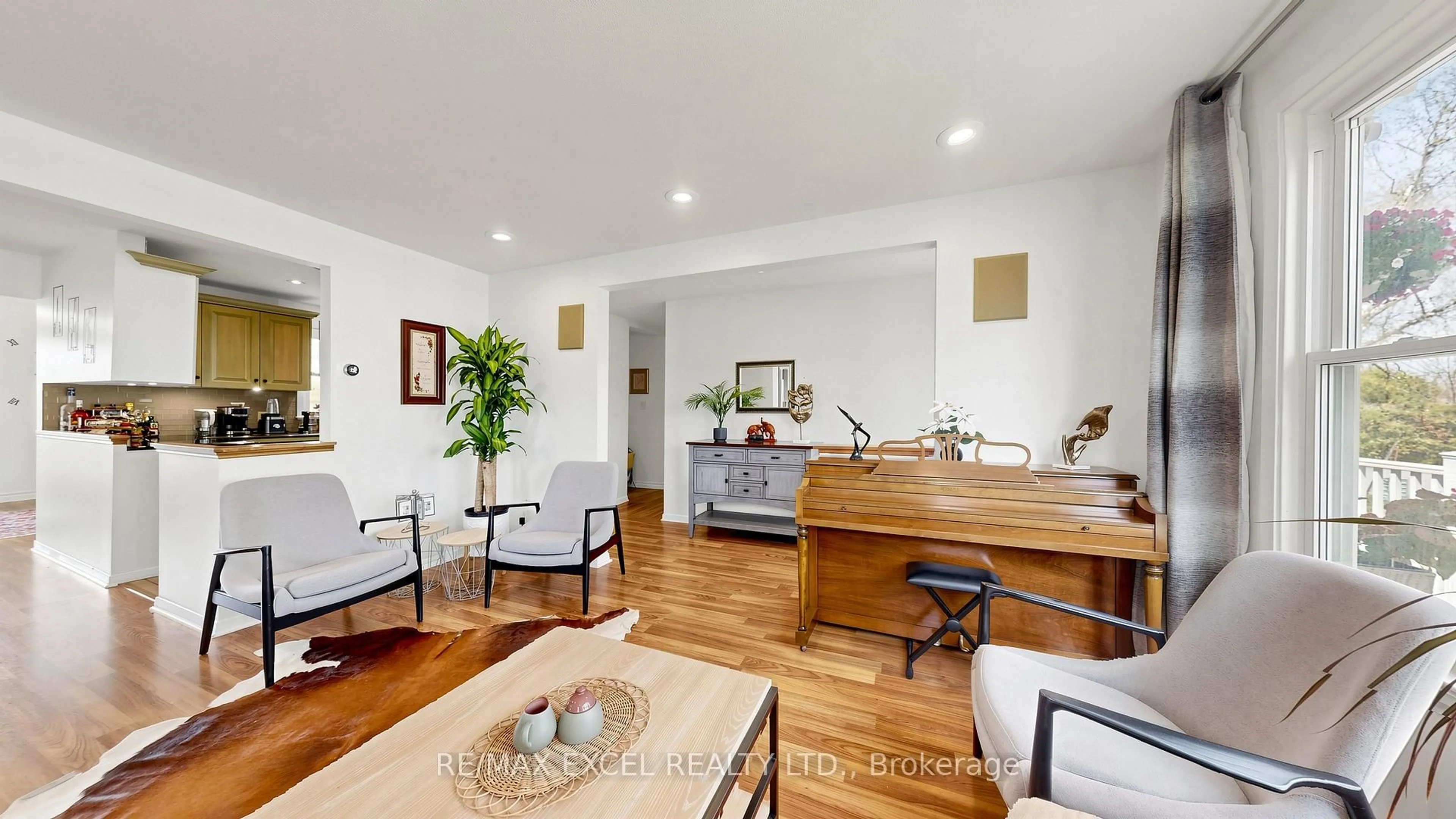Open concept kitchen, wood/laminate floor for 2 Hughes St, Richmond Hill Ontario L4E 2V9