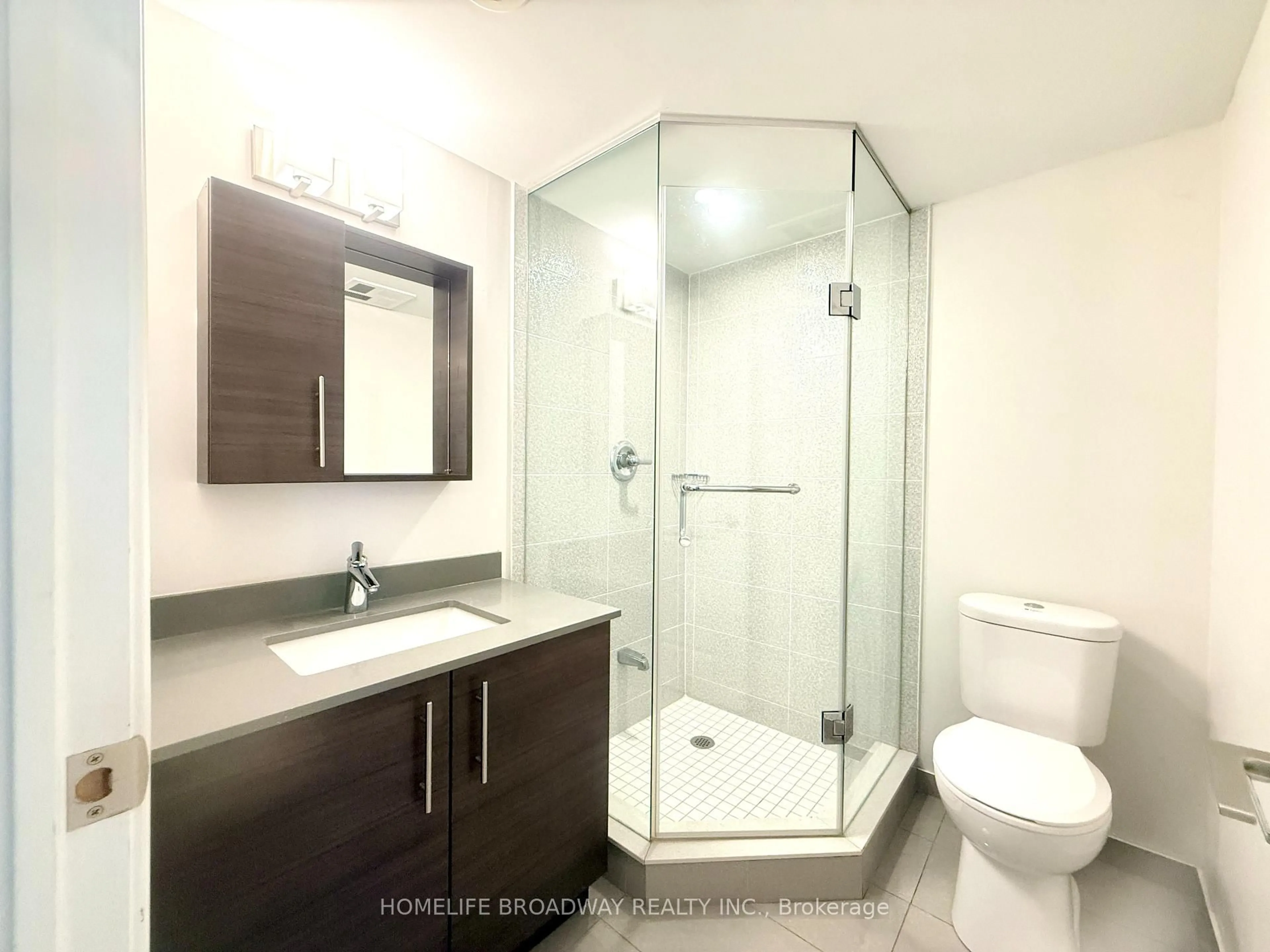 Standard bathroom, ceramic/tile floor for 303 South Park Rd, Markham Ontario L3T 7W1