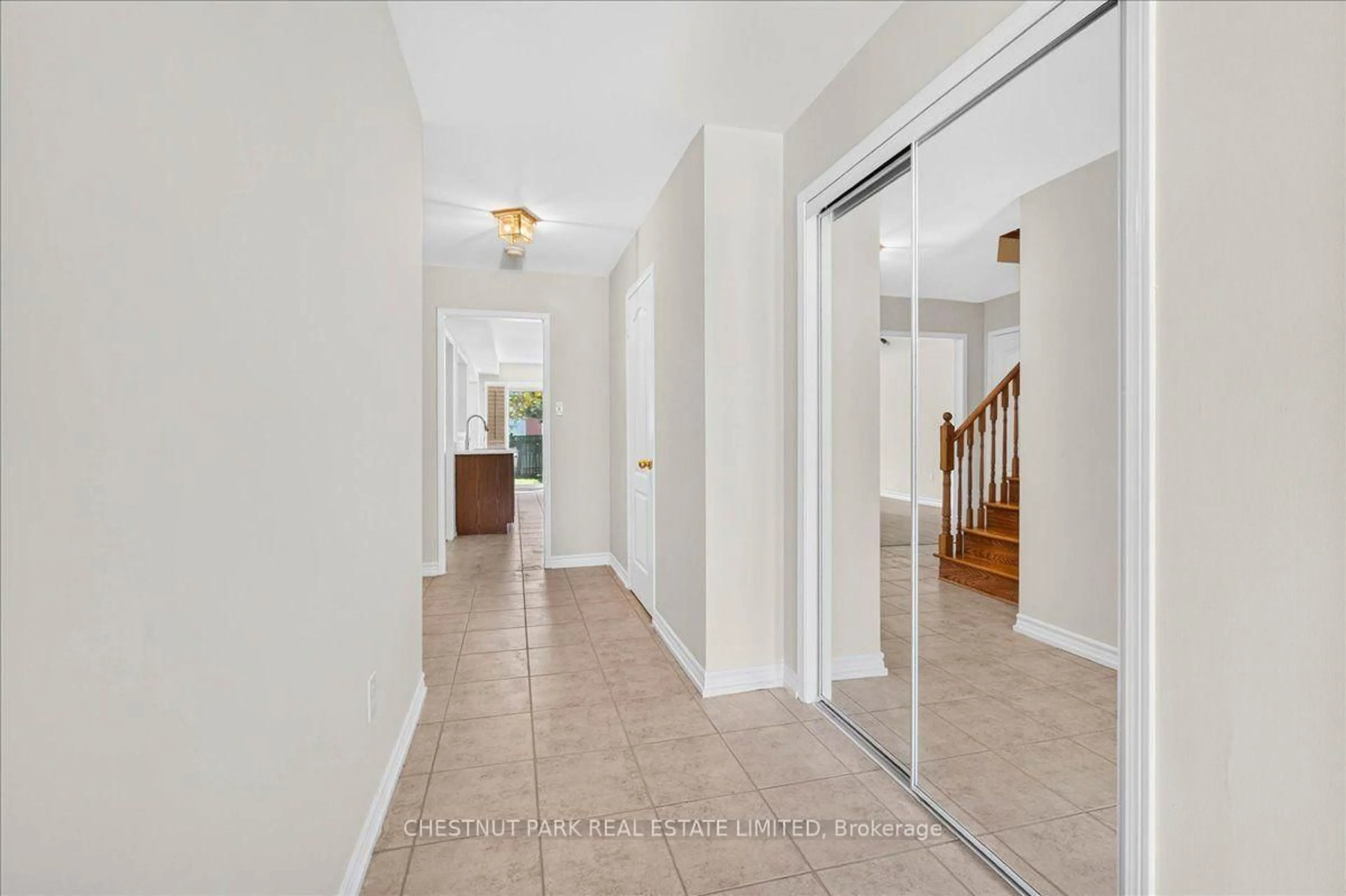 Indoor entryway for 241 Banbrooke Cres, Newmarket Ontario L3X 2W5