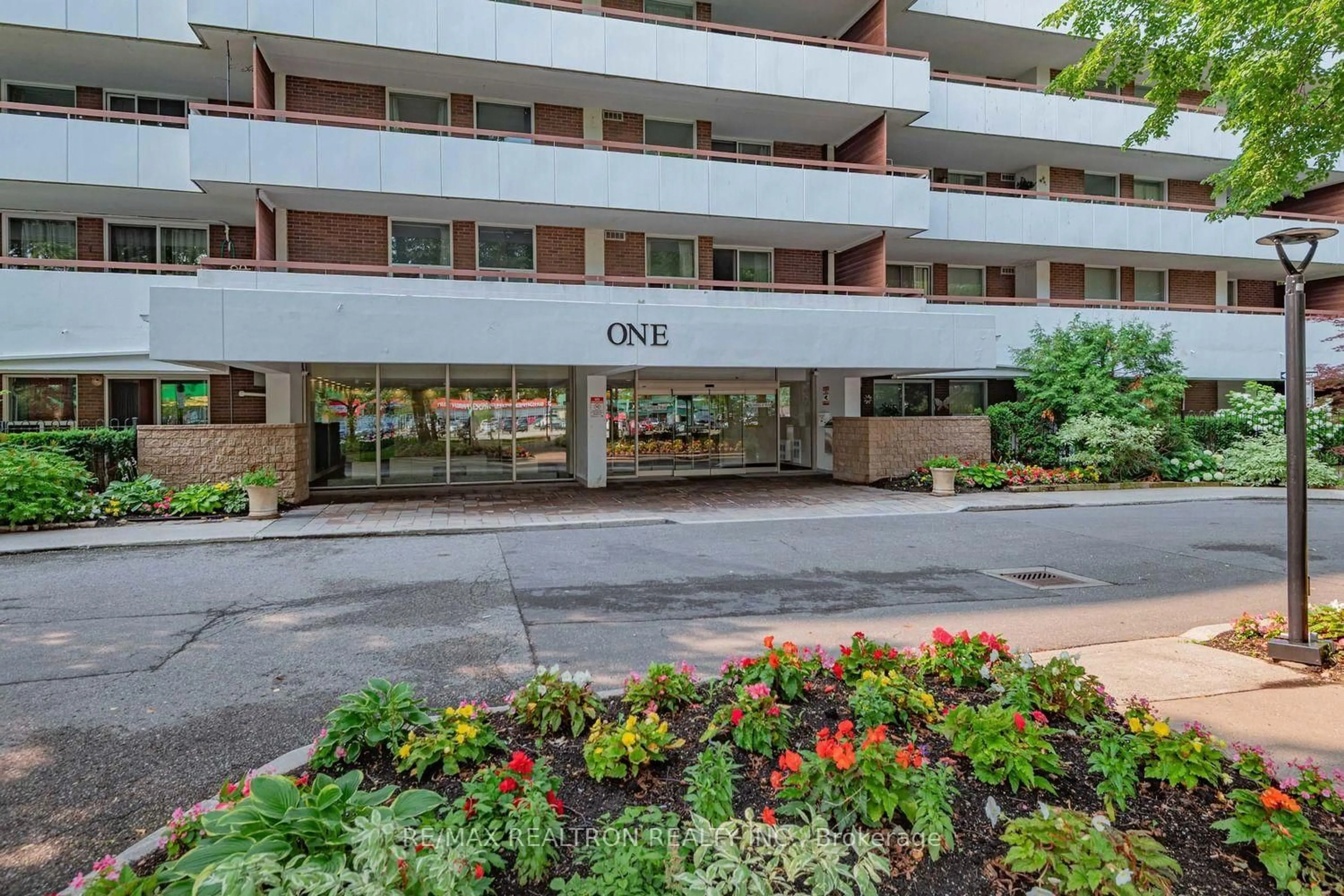 Indoor foyer for 1 Royal Orchard Blvd #211, Markham Ontario L3R 2N7