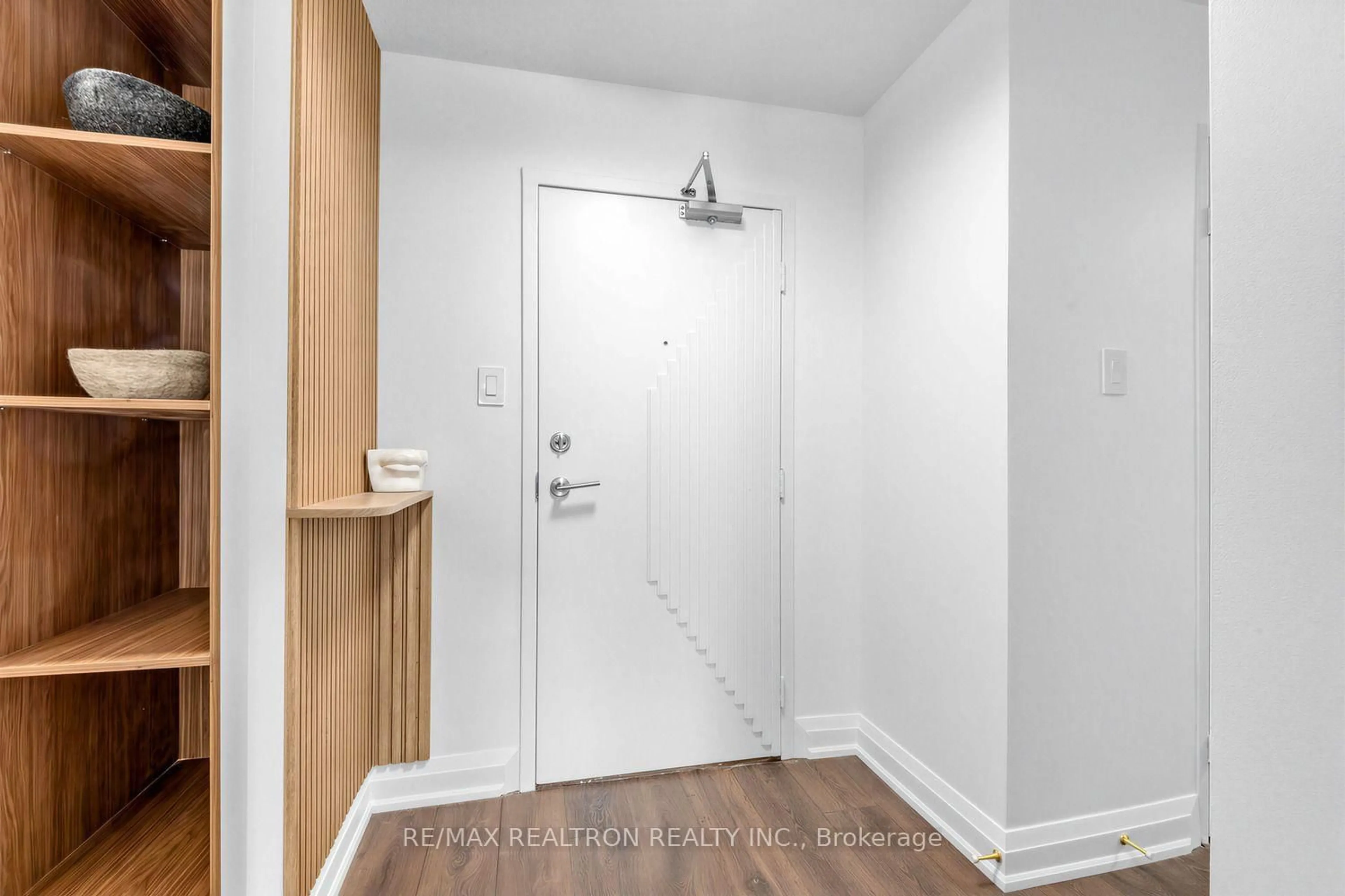 Indoor entryway for 1 Royal Orchard Blvd #211, Markham Ontario L3R 2N7