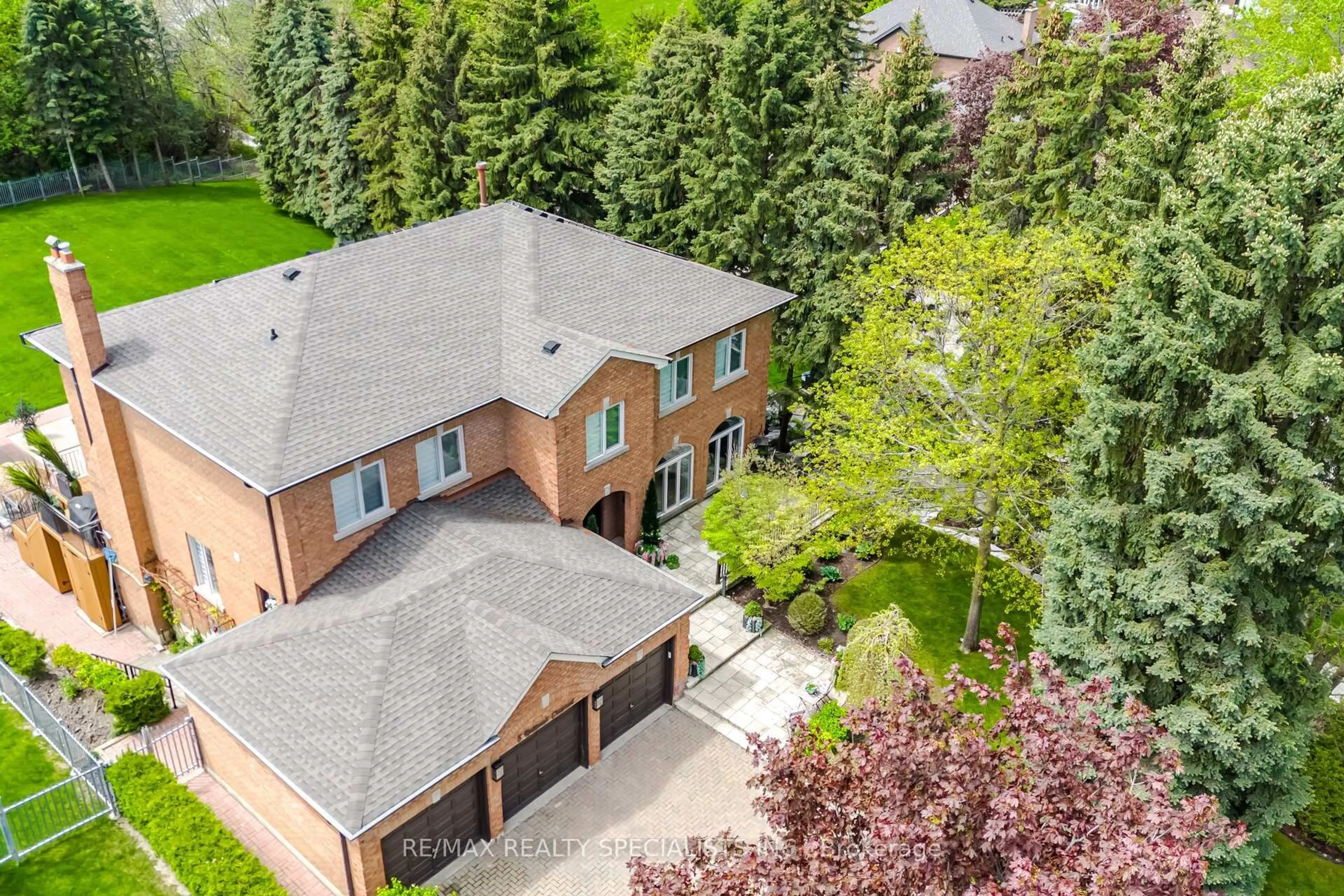 A pic from outside/outdoor area/front of a property/back of a property/a pic from drone, street for 5 Rossmull Cres, Vaughan Ontario L4L 7C8