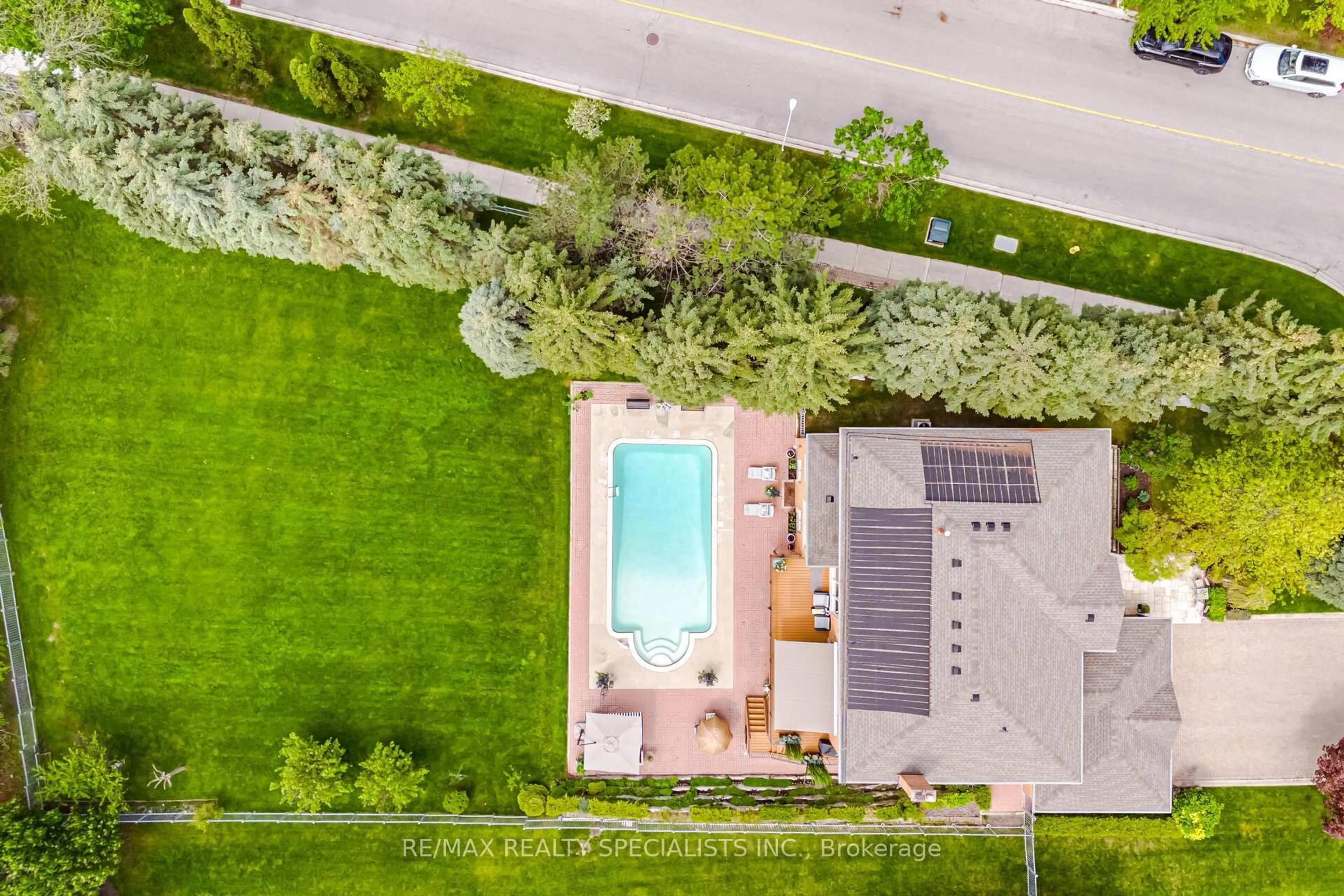 A pic from outside/outdoor area/front of a property/back of a property/a pic from drone, street for 5 Rossmull Cres, Vaughan Ontario L4L 7C8