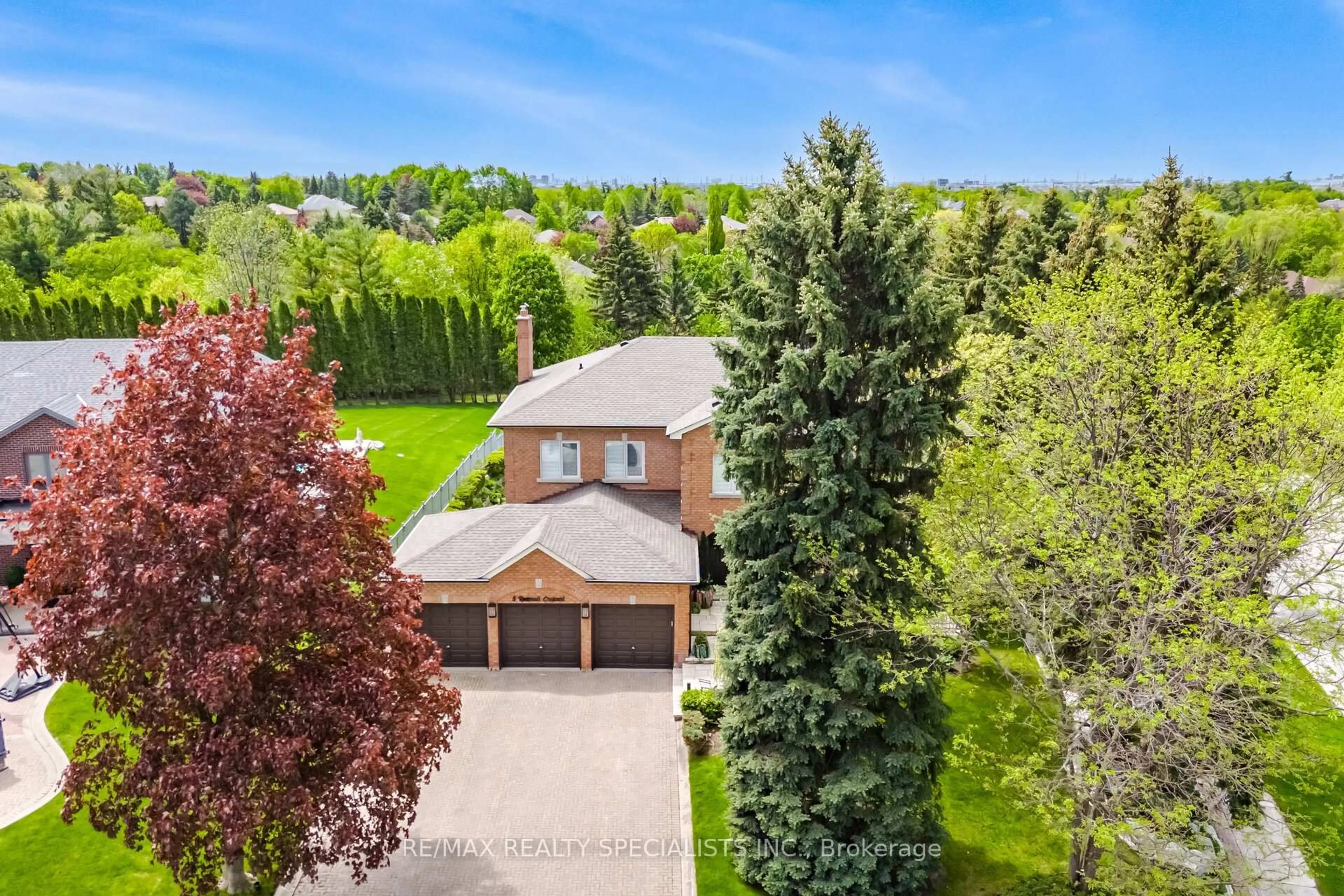 A pic from outside/outdoor area/front of a property/back of a property/a pic from drone, unknown for 5 Rossmull Cres, Vaughan Ontario L4L 7C8
