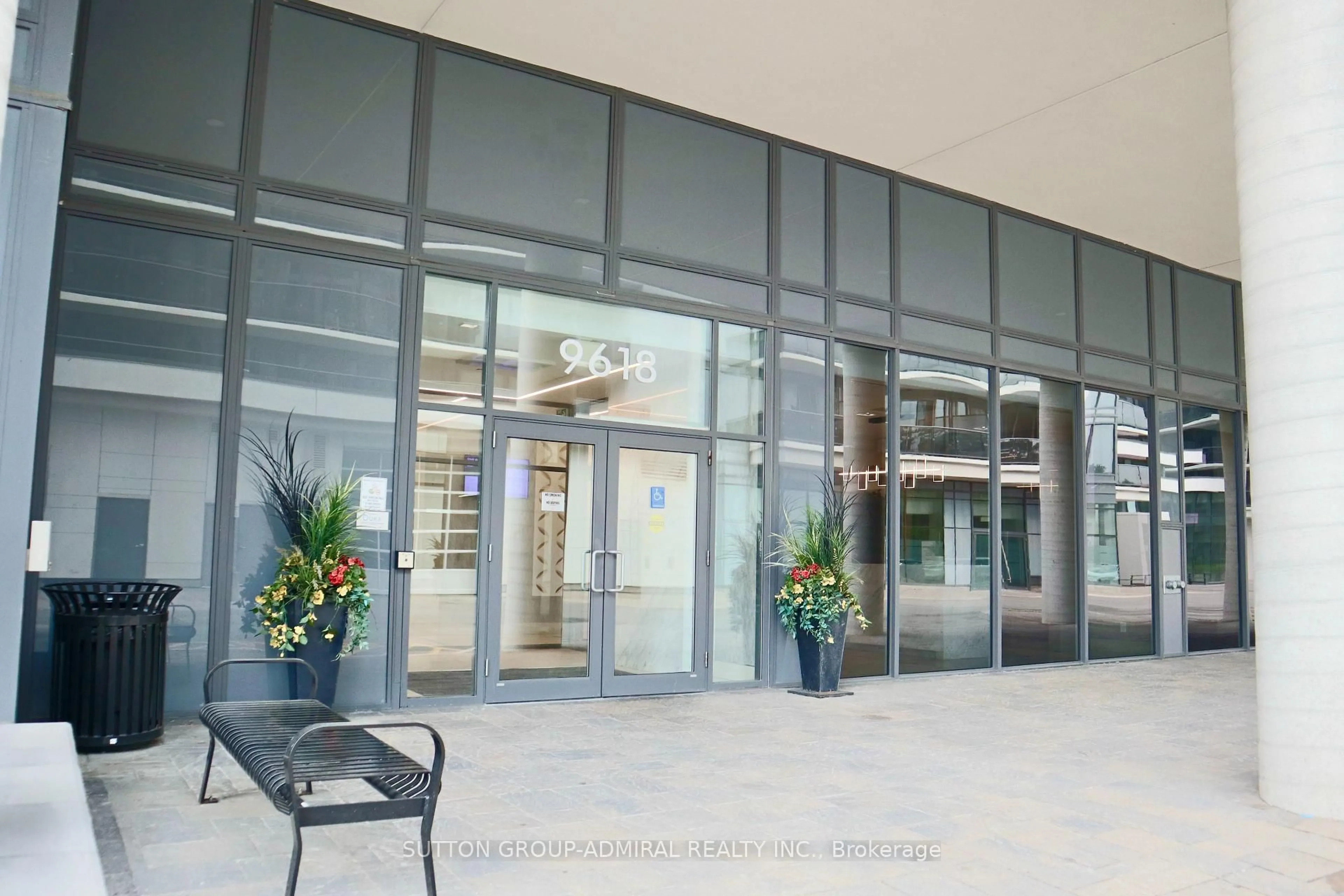 Indoor foyer for 9618 Yonge St #1008, Richmond Hill Ontario L4C 0X5