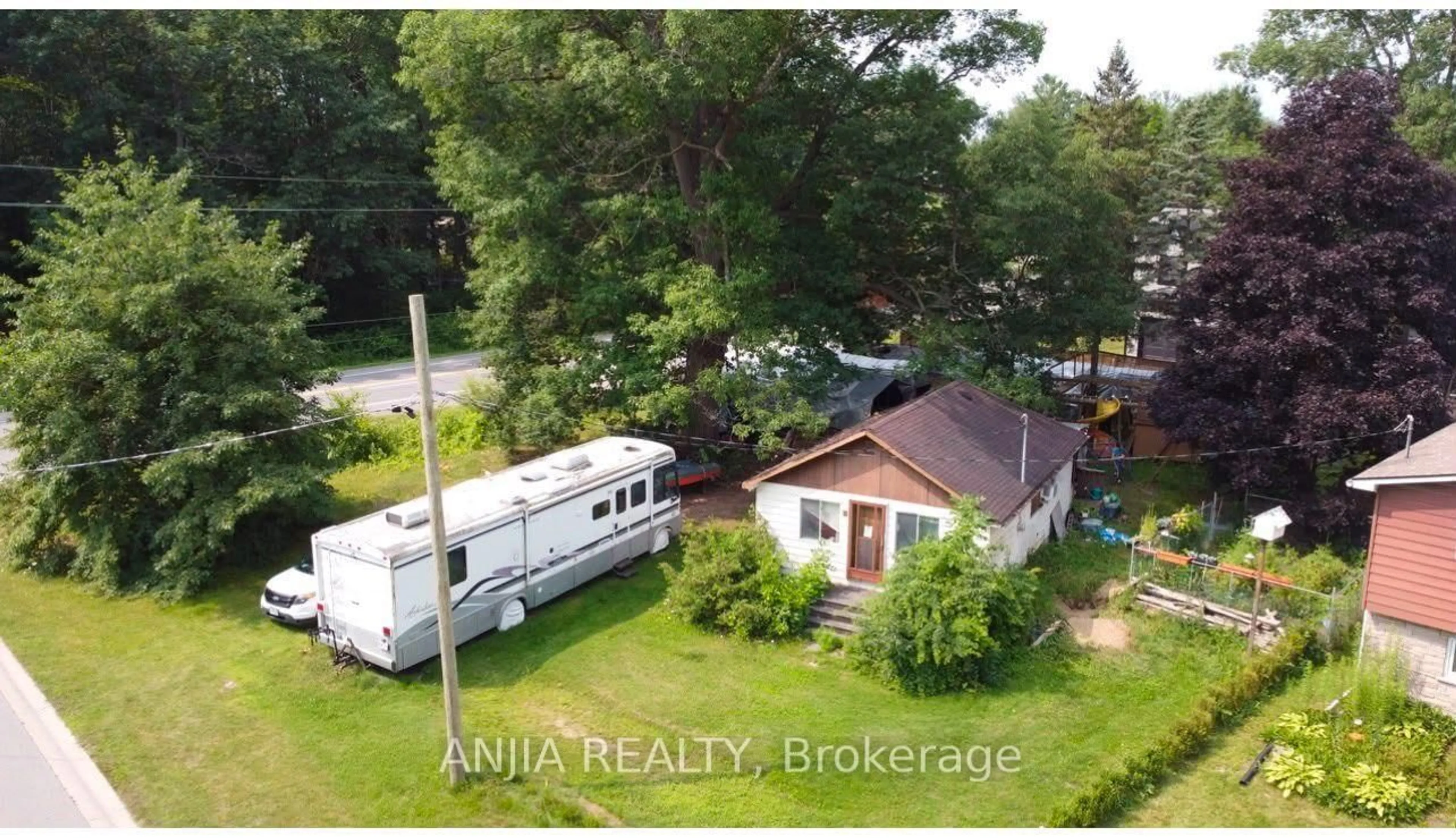 A pic from outside/outdoor area/front of a property/back of a property/a pic from drone, street for 2 Oak Ave, East Gwillimbury Ontario L9N 1A1