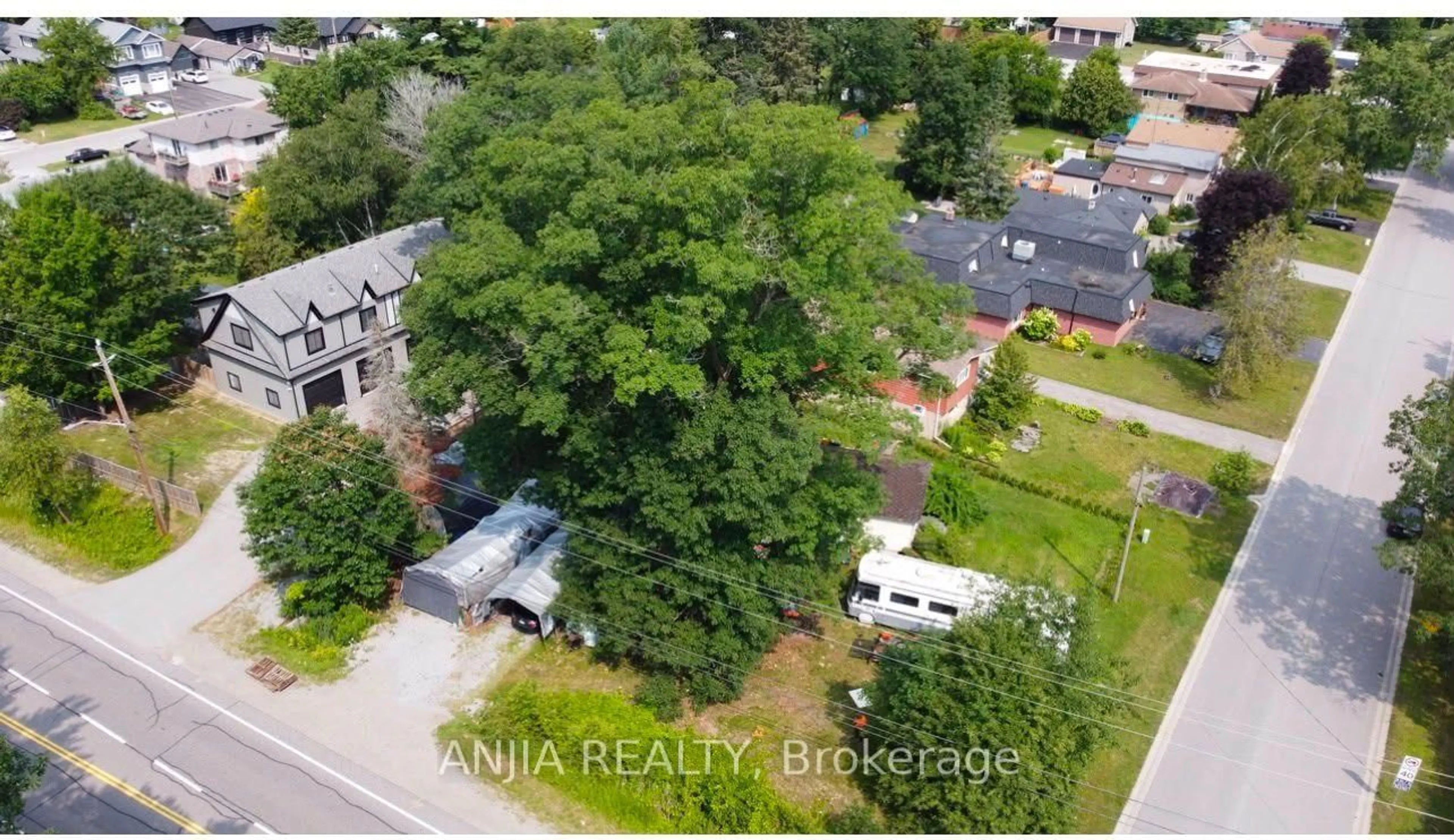 A pic from outside/outdoor area/front of a property/back of a property/a pic from drone, street for 2 Oak Ave, East Gwillimbury Ontario L9N 1A1