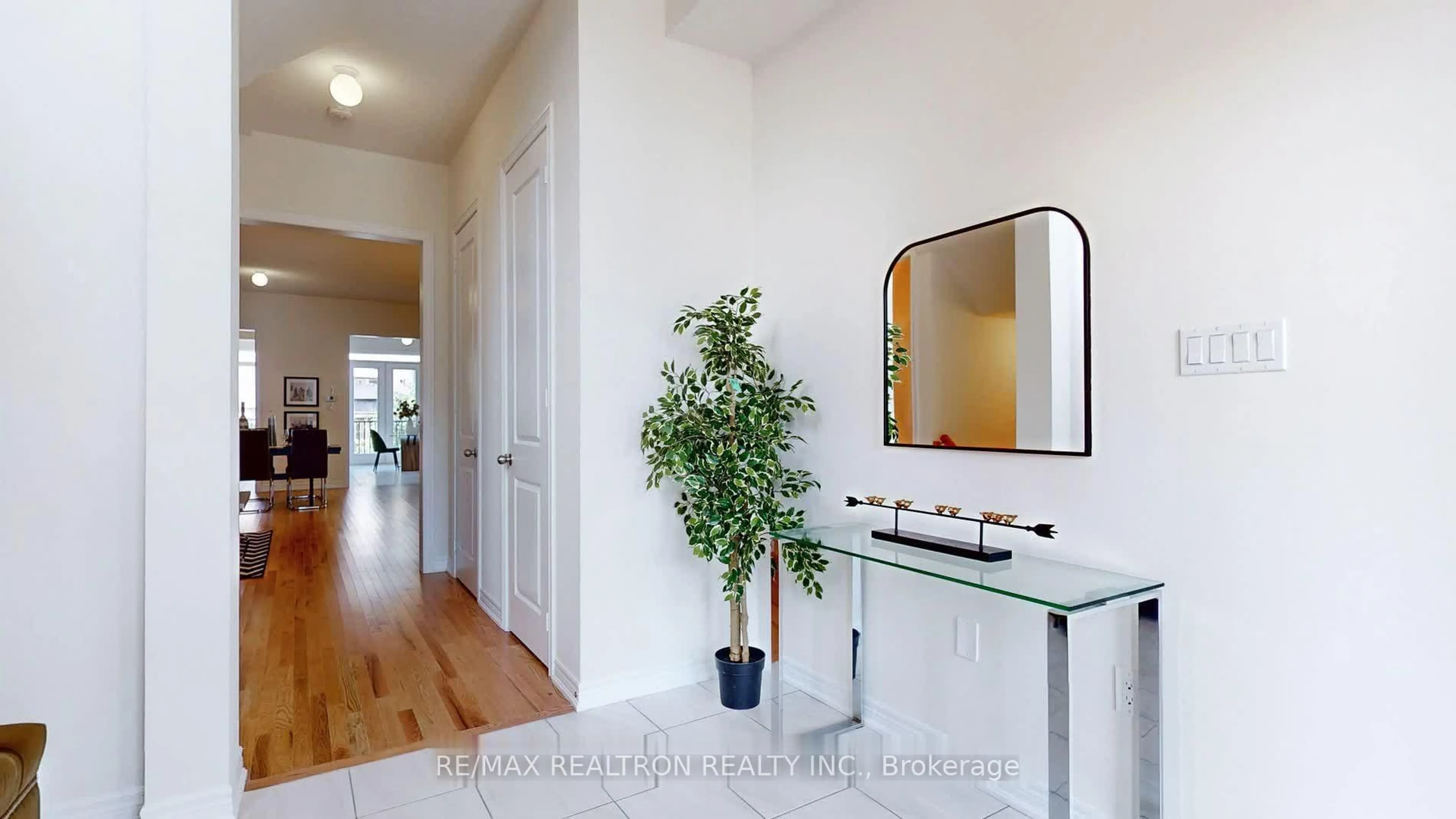 Indoor entryway for 164 Wesmina Ave, Whitchurch-Stouffville Ontario L4A 0R7