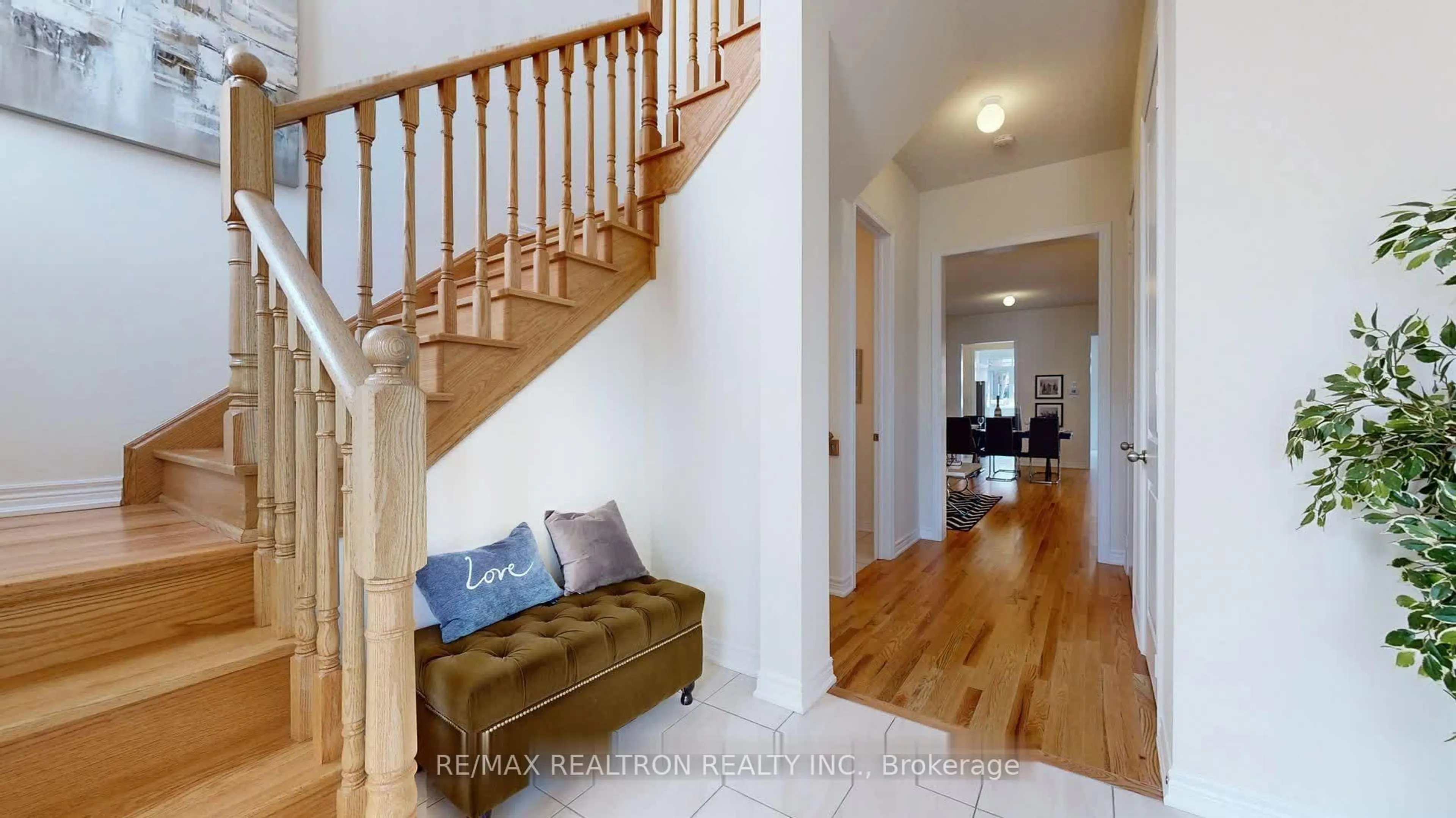 Indoor entryway for 164 Wesmina Ave, Whitchurch-Stouffville Ontario L4A 0R7