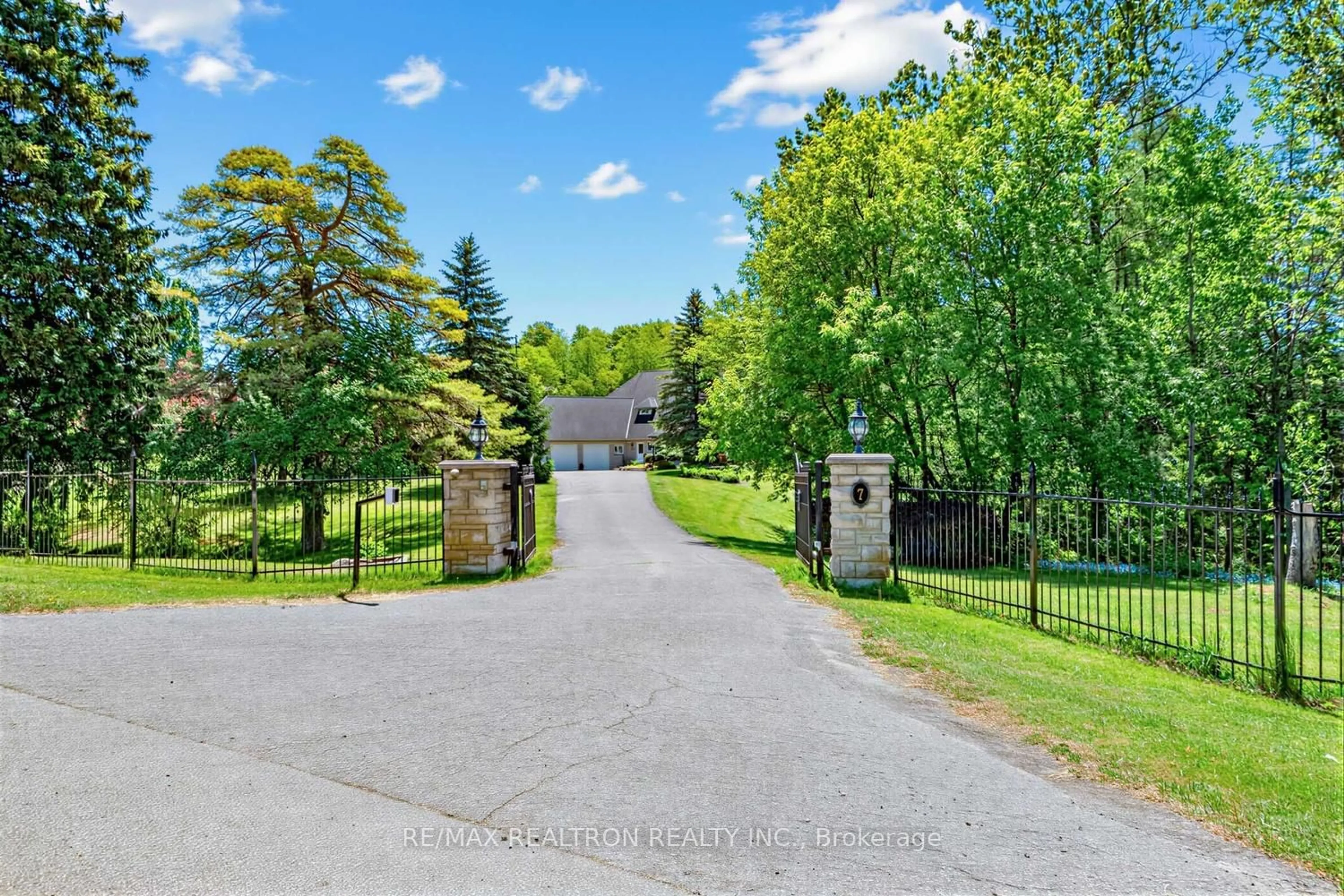 A pic from outside/outdoor area/front of a property/back of a property/a pic from drone, unknown for 7 Gilbert Dr, Aurora Ontario L4G 6W8