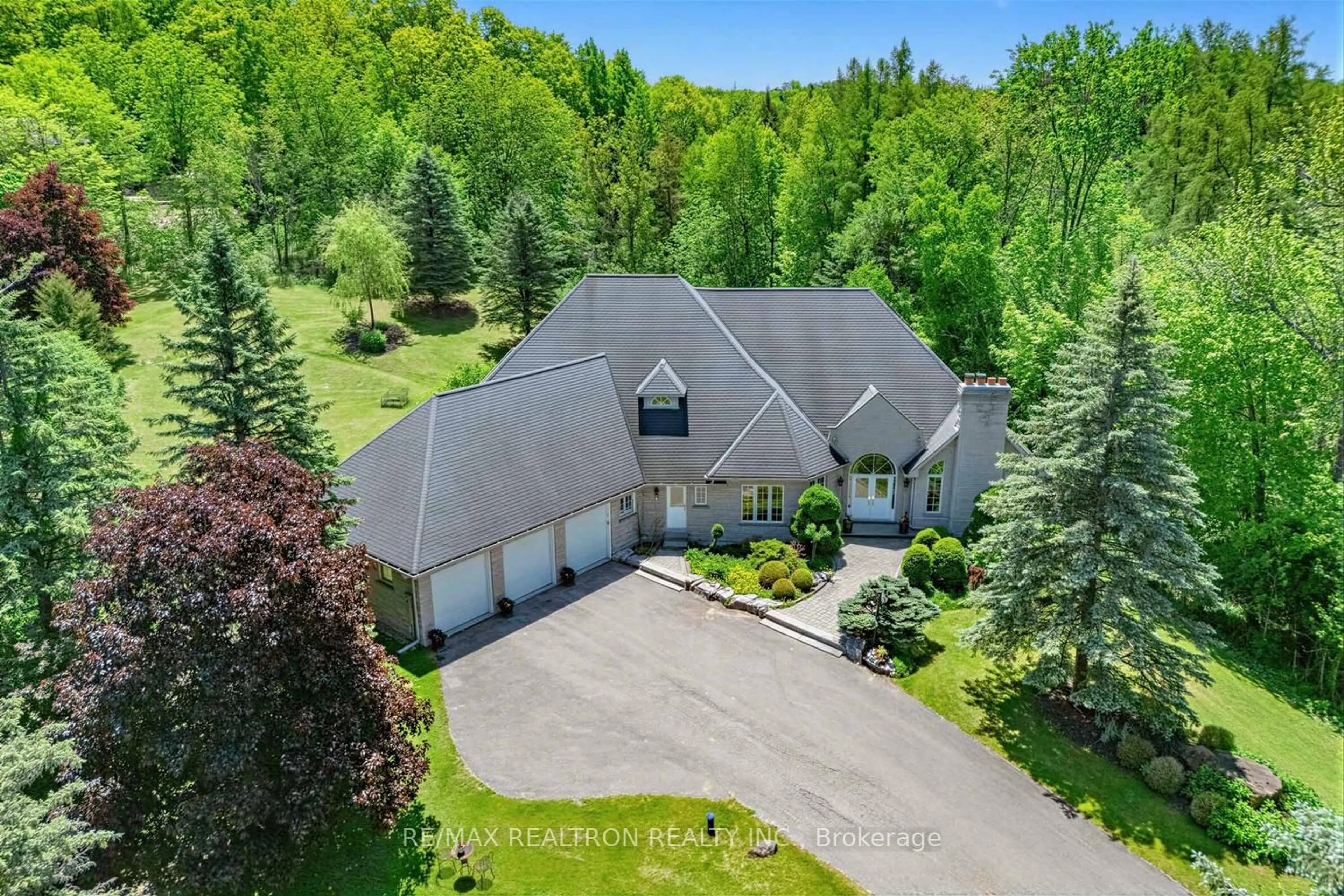 A pic from outside/outdoor area/front of a property/back of a property/a pic from drone, unknown for 7 Gilbert Dr, Aurora Ontario L4G 6W8