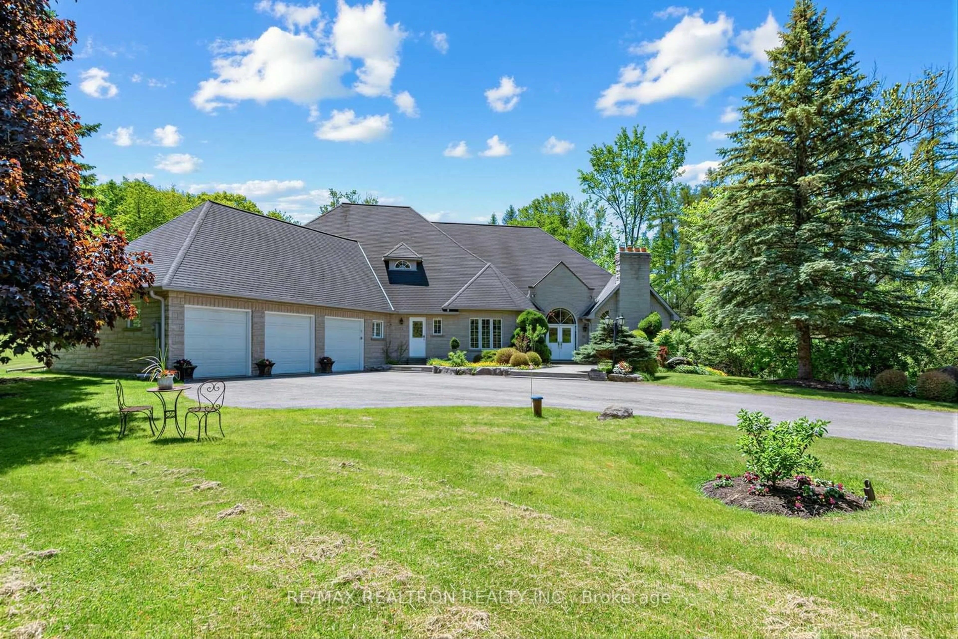 A pic from outside/outdoor area/front of a property/back of a property/a pic from drone, water/lake/river/ocean view for 7 Gilbert Dr, Aurora Ontario L4G 6W8