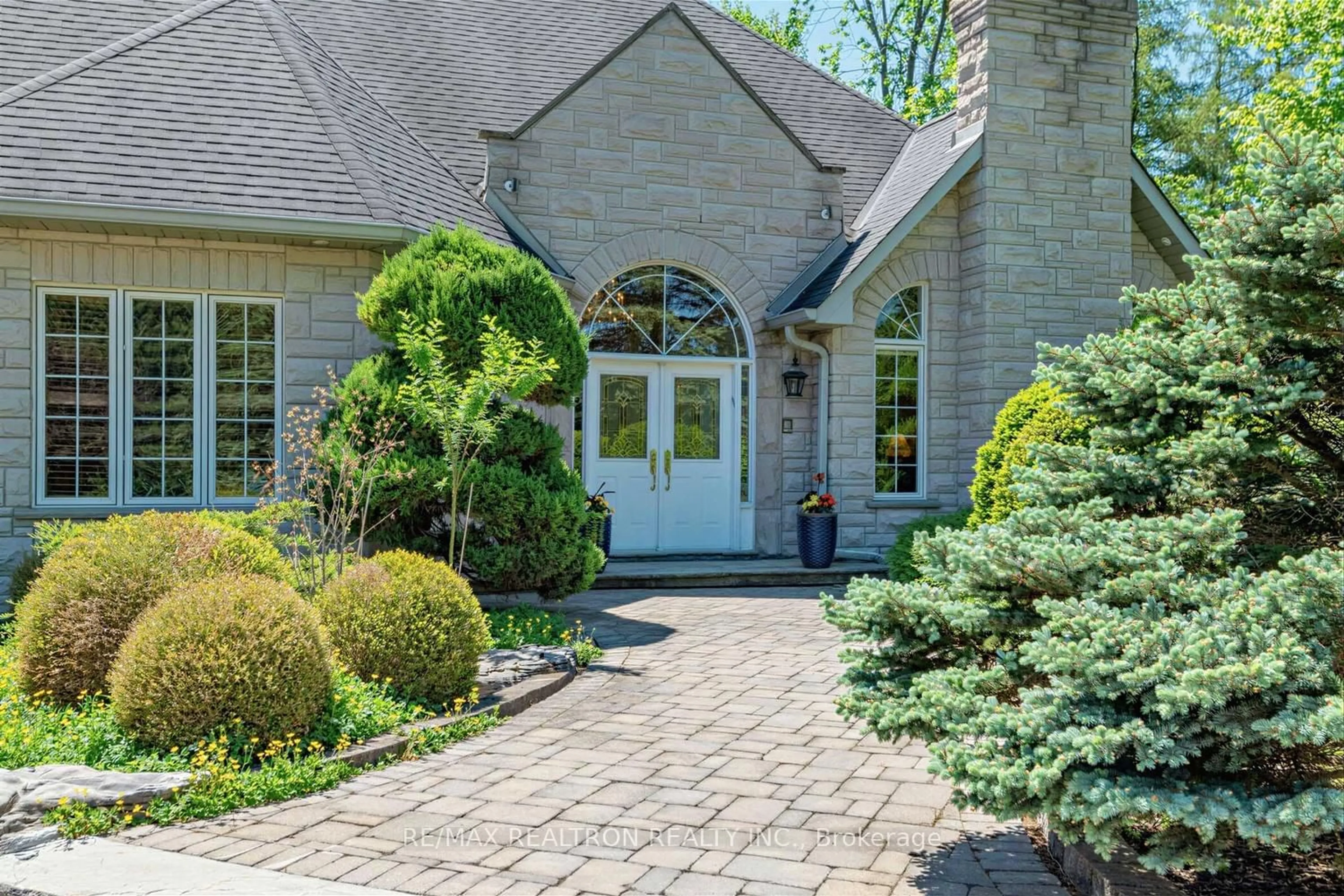 Home with brick exterior material, street for 7 Gilbert Dr, Aurora Ontario L4G 6W8