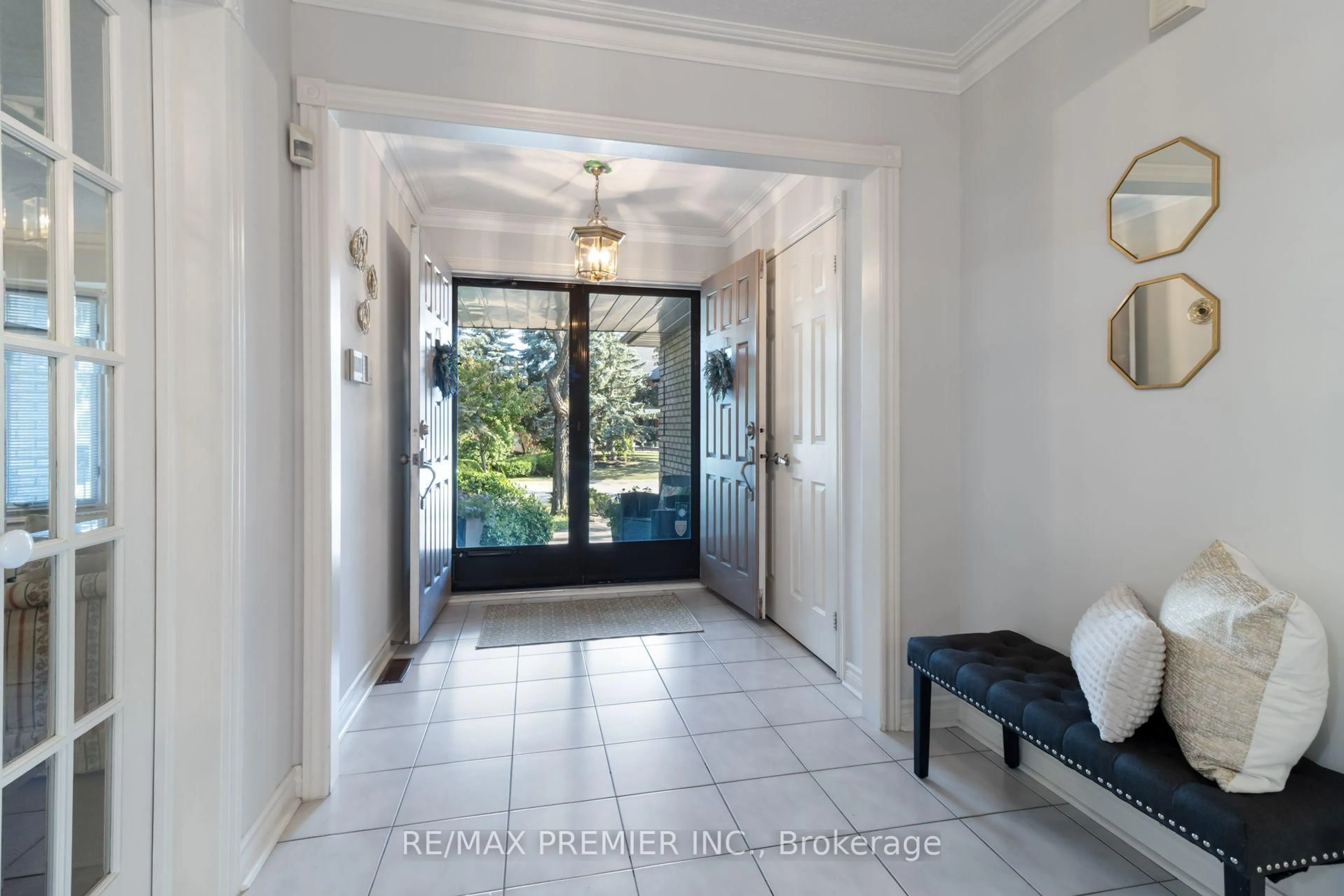 Indoor entryway for 85 Calgary Gdns, Vaughan Ontario L4L 8B3