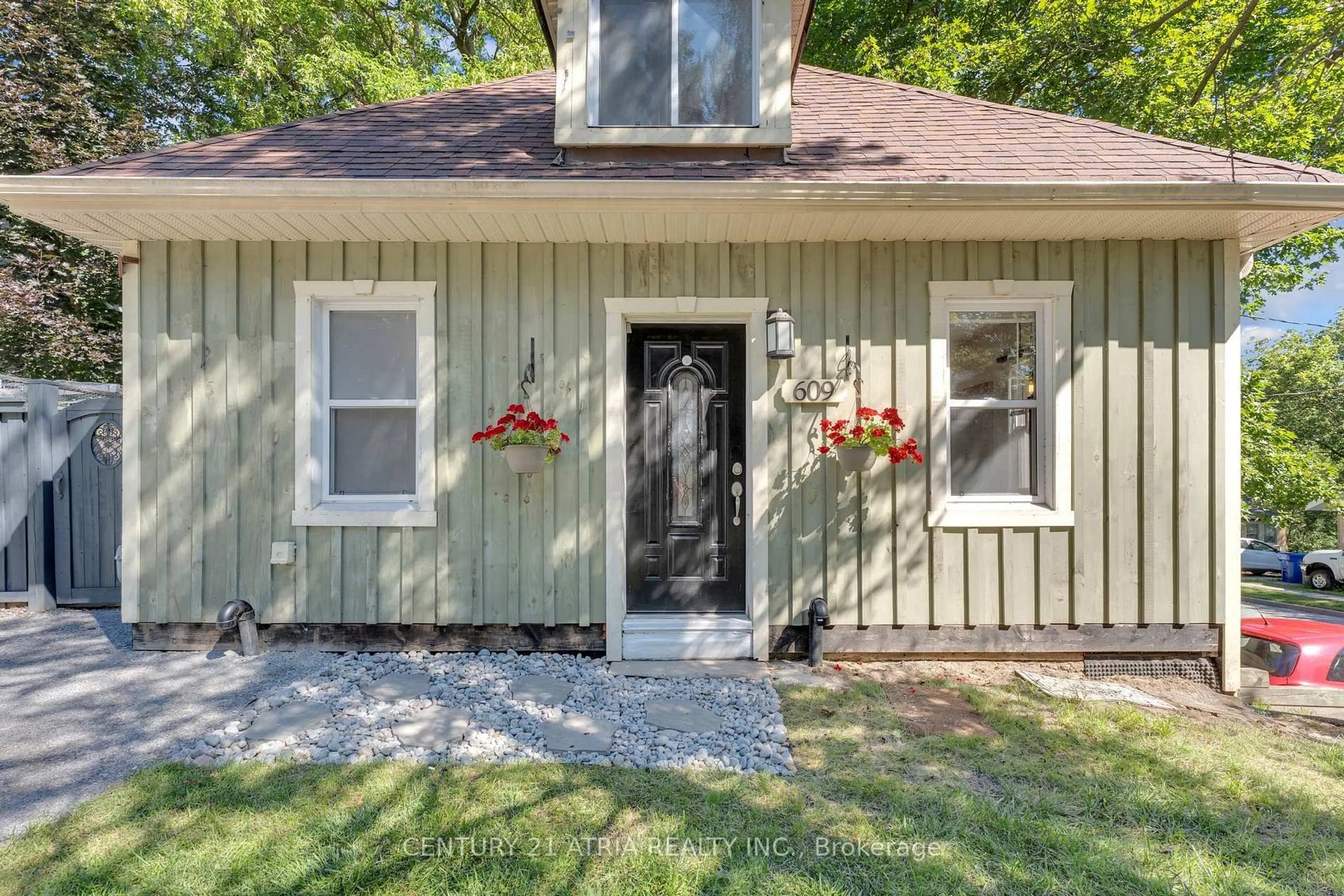 Home with vinyl exterior material, street for 609 Pearson St, Newmarket Ontario L3Y 1G4