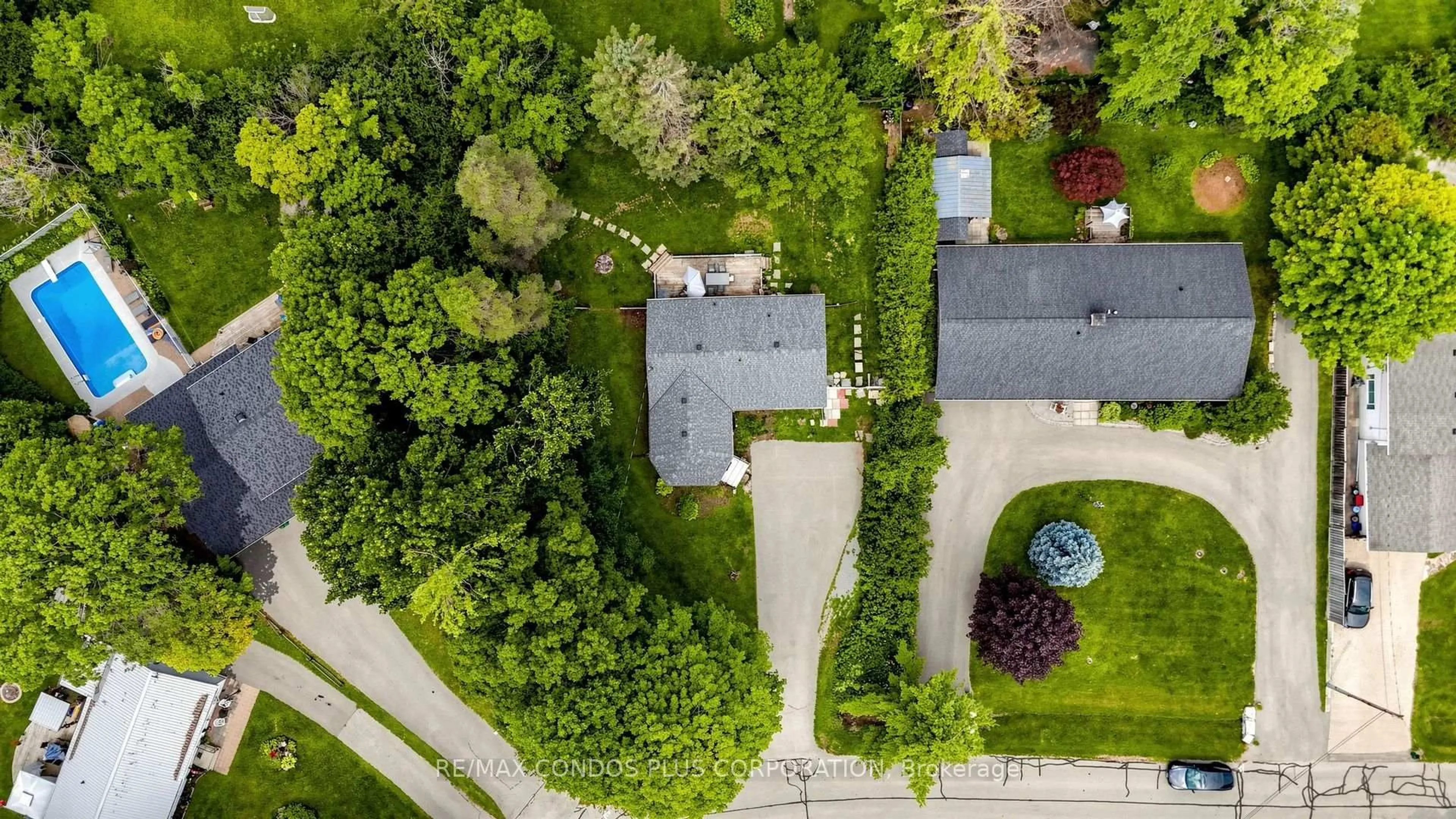A pic from outside/outdoor area/front of a property/back of a property/a pic from drone, street for 20 Southwood Cres, Georgina Ontario L0E 1R0