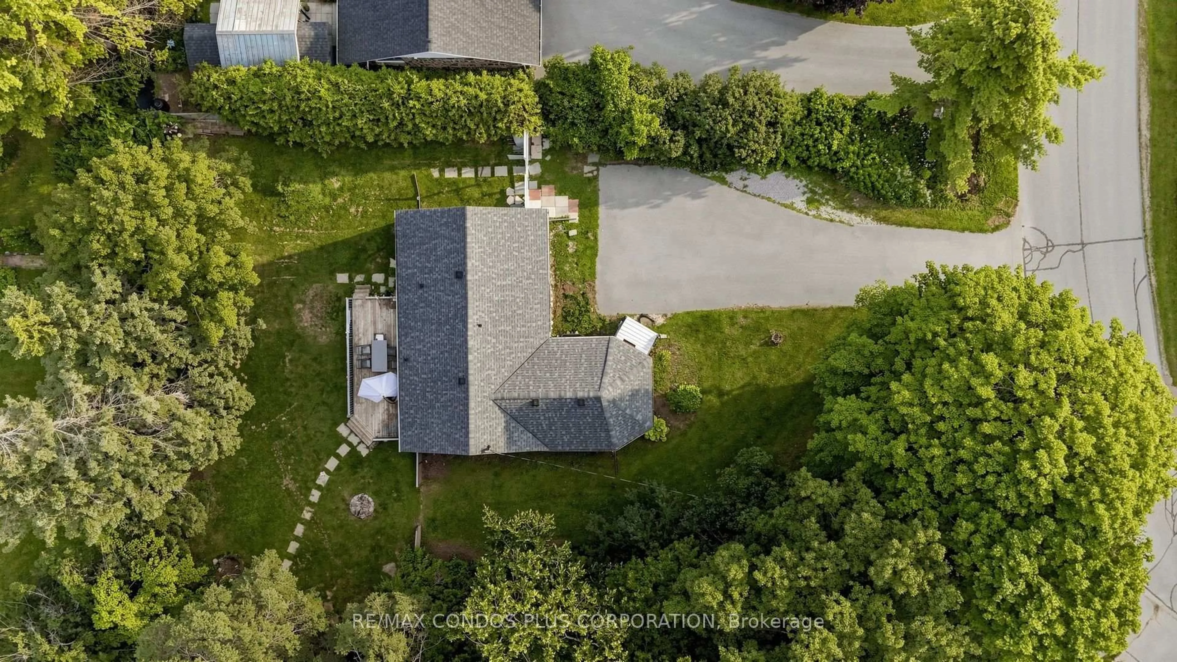 A pic from outside/outdoor area/front of a property/back of a property/a pic from drone, street for 20 Southwood Cres, Georgina Ontario L0E 1R0