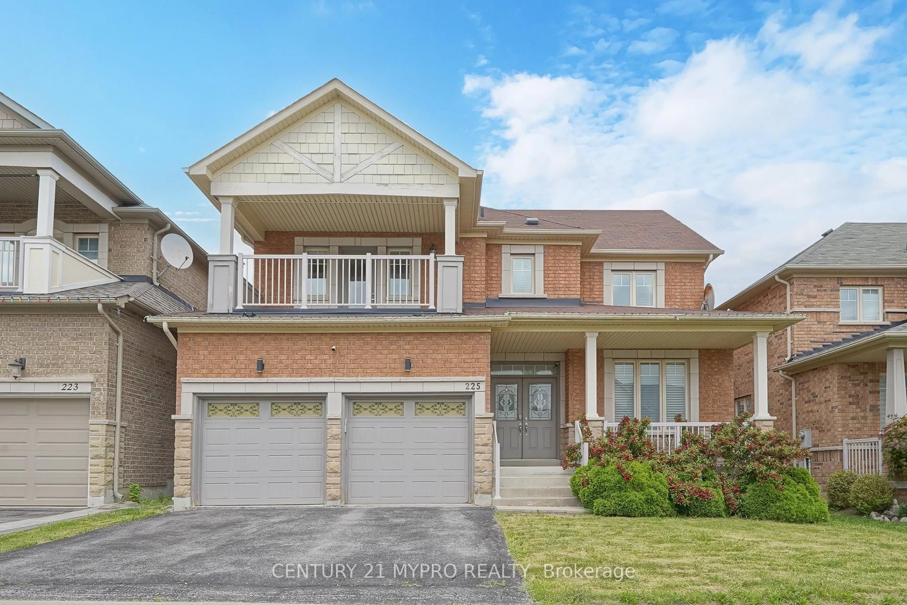 Home with brick exterior material, street for 225 Silver Maple Rd, Richmond Hill Ontario L4E 4Z3