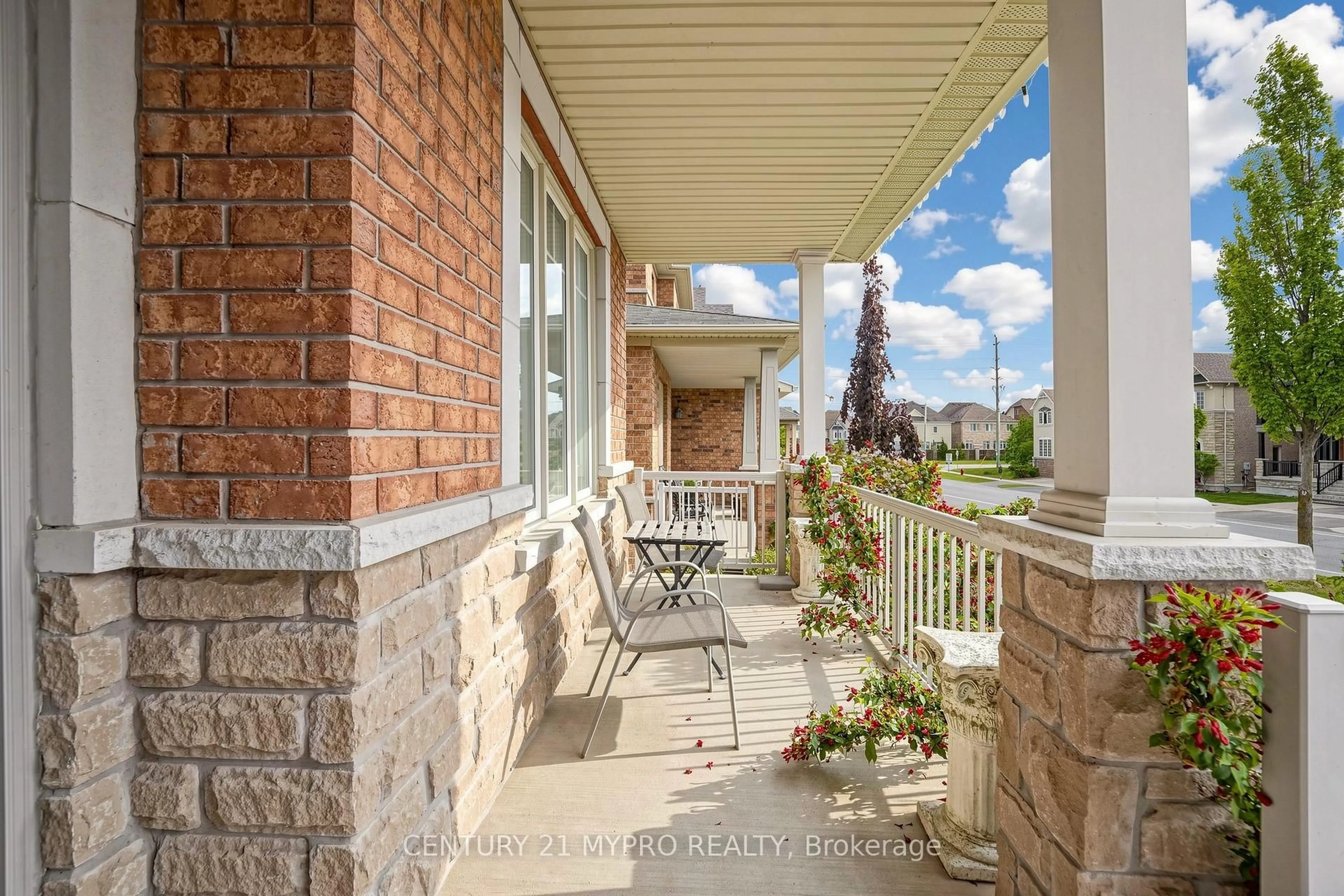 Patio, street for 225 Silver Maple Rd, Richmond Hill Ontario L4E 4Z3