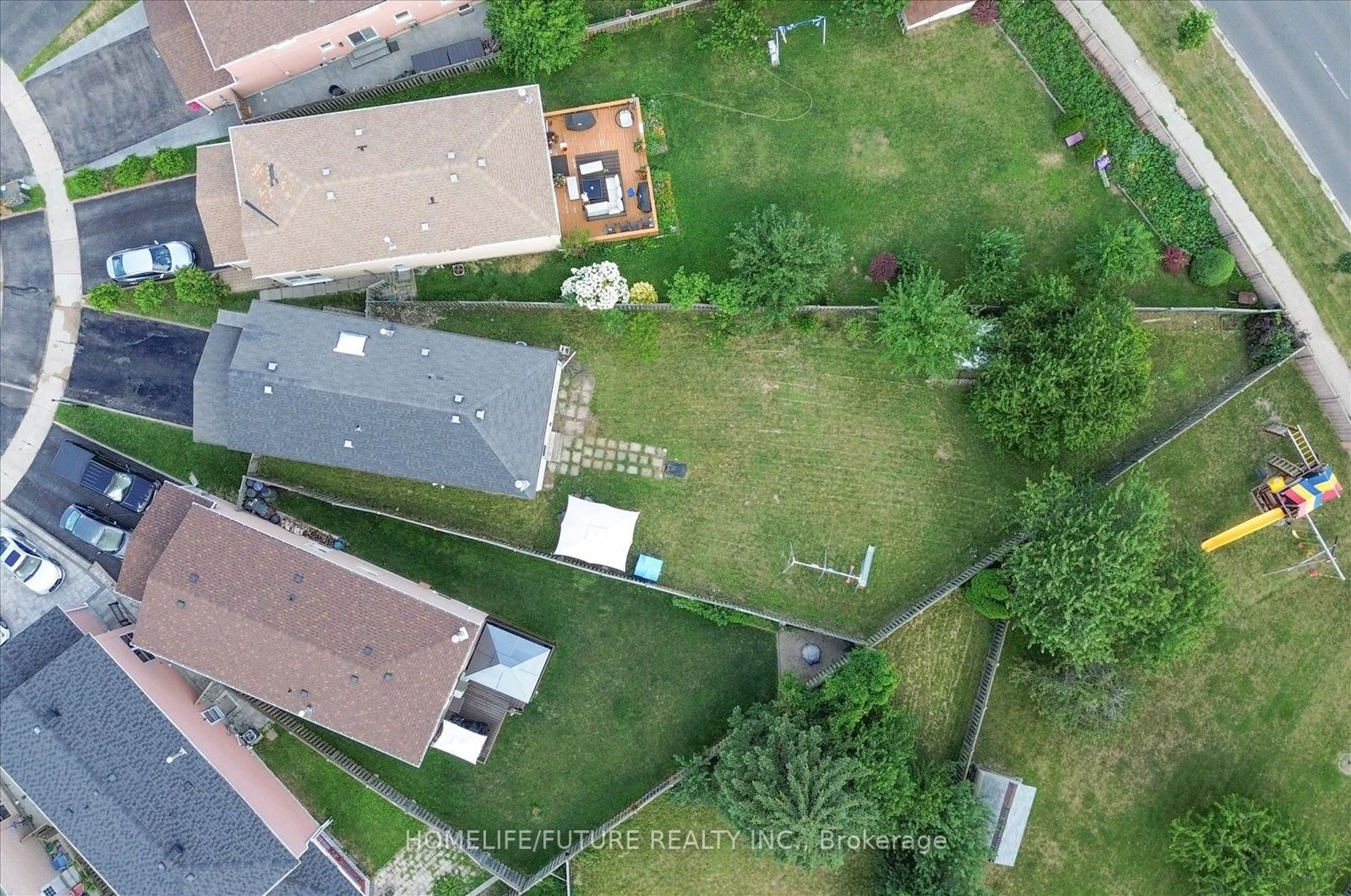 A pic from outside/outdoor area/front of a property/back of a property/a pic from drone, street for 63 Chloe Cres, Markham Ontario L3S 2H8