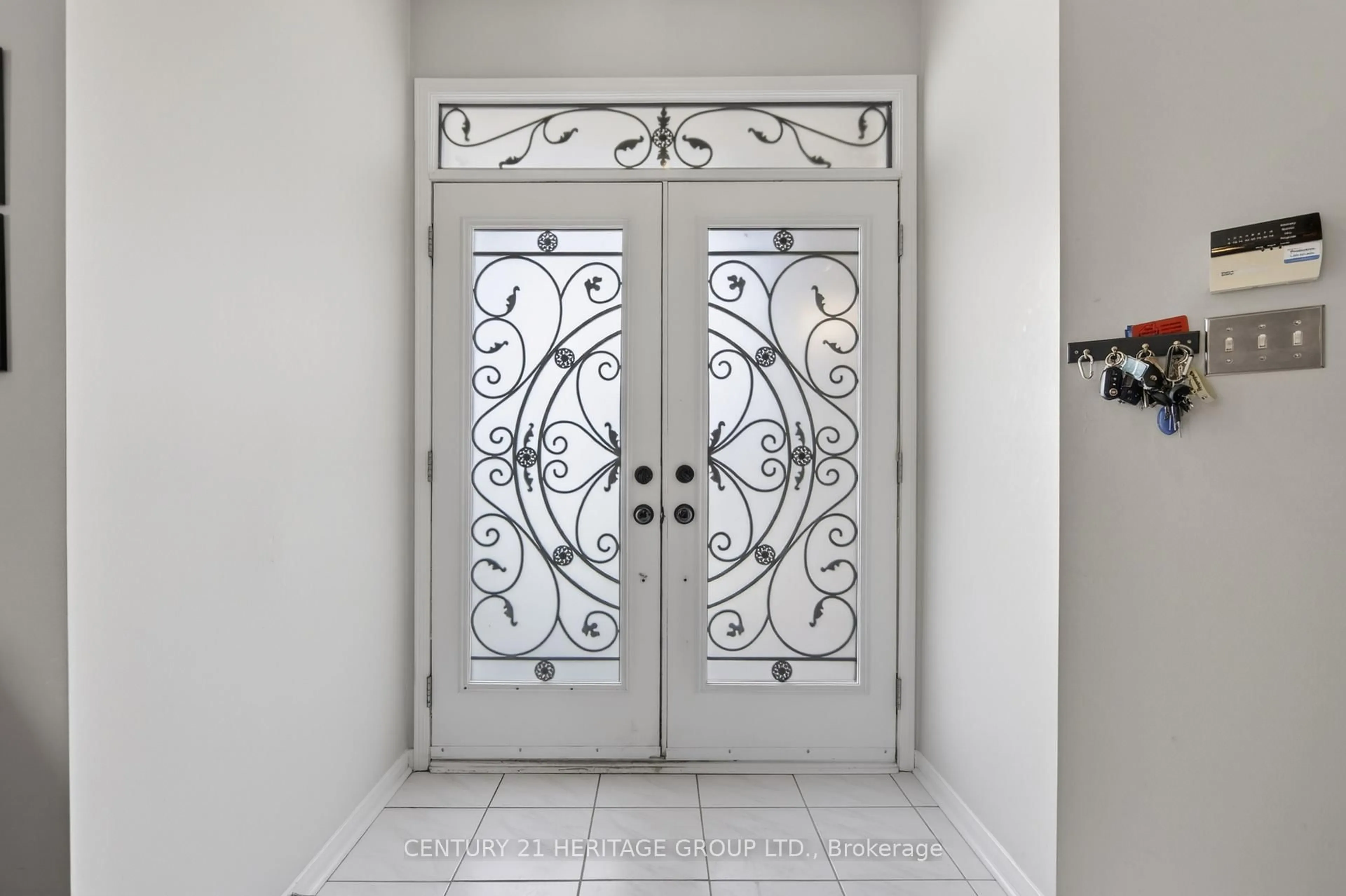 Indoor entryway for 1858 Emerald Crt, Innisfil Ontario L9S 2A5