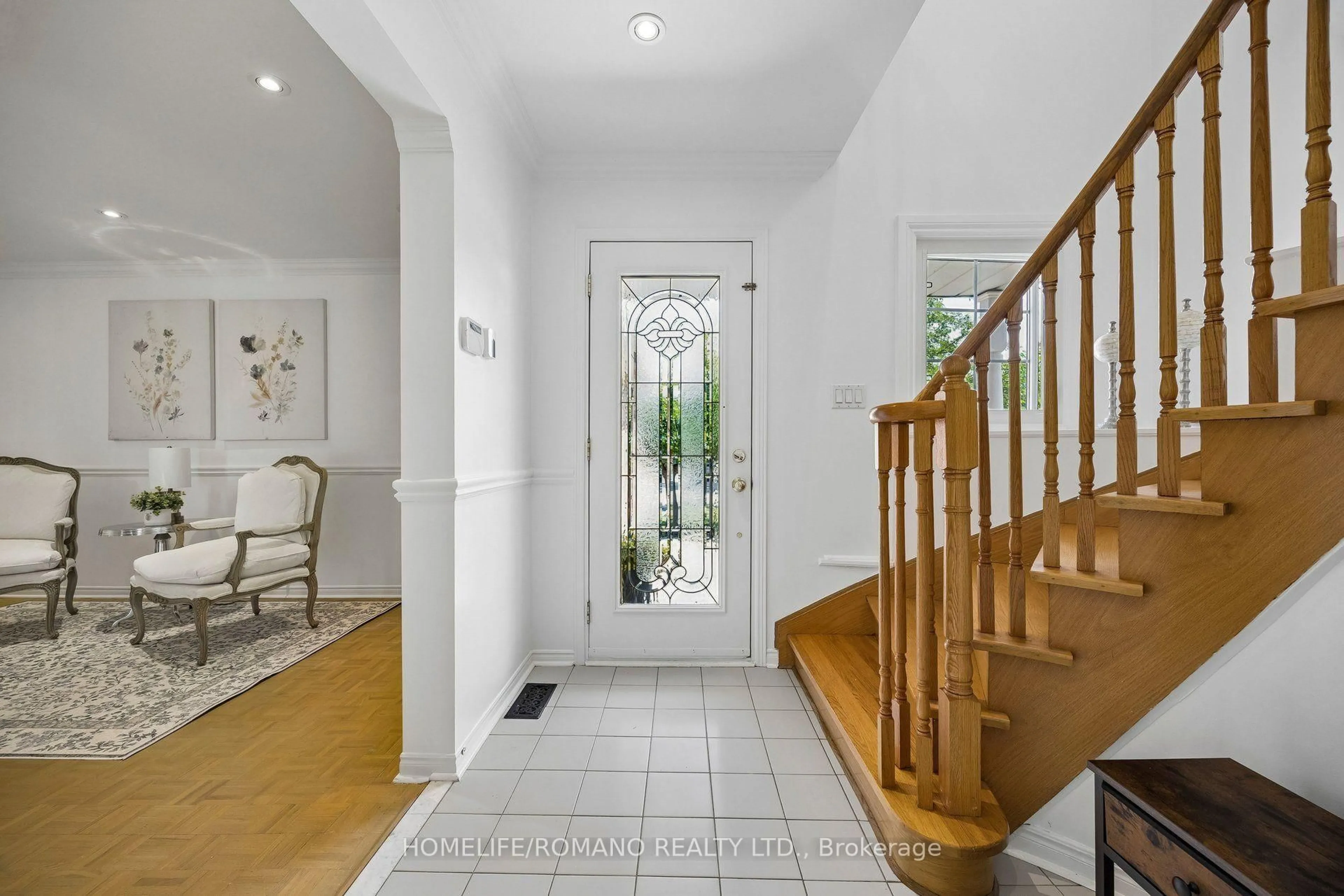 Indoor foyer for 54 Links Rd, Vaughan Ontario L6A 1L4
