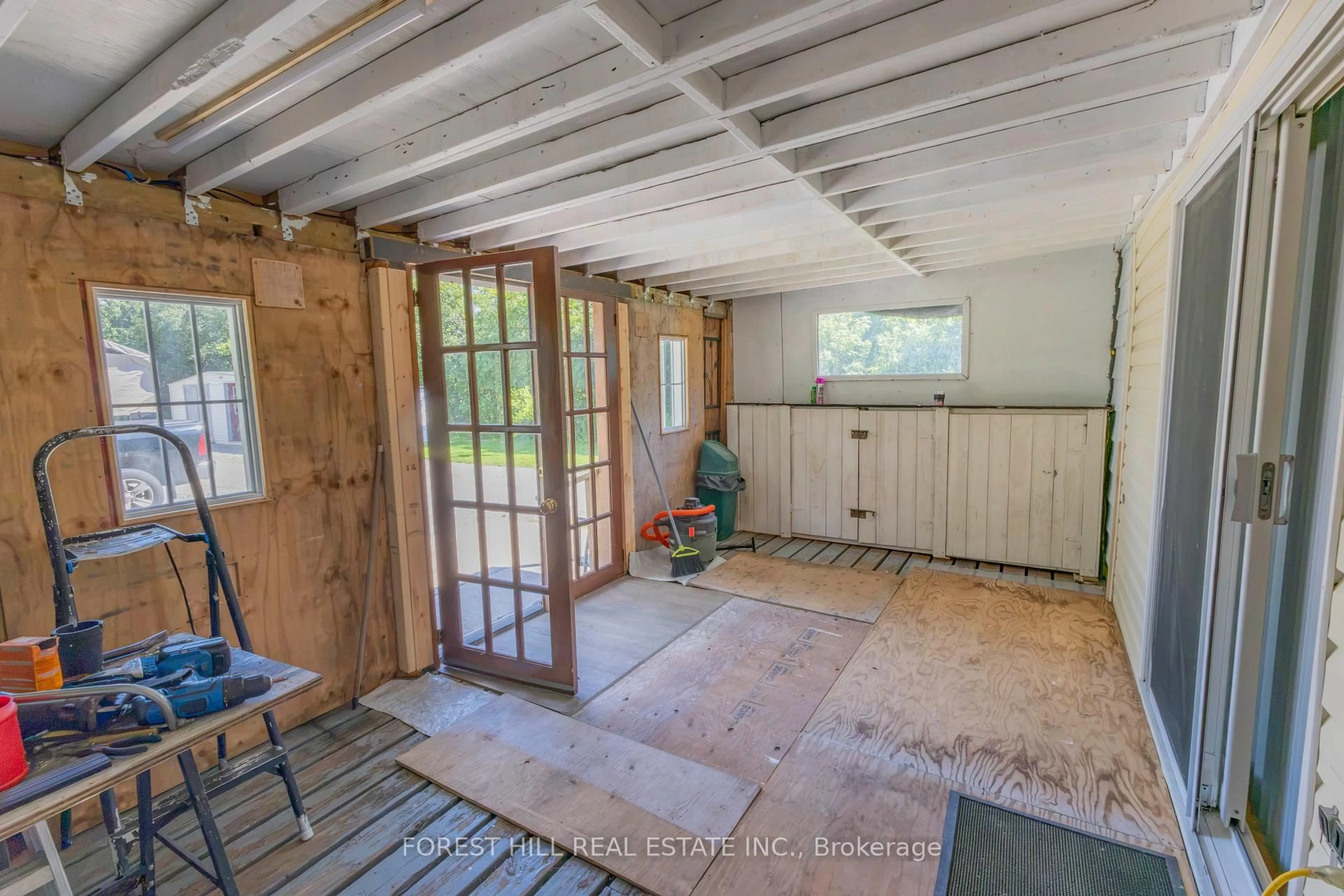 Indoor entryway for 25955 Maple Beach Rd, Brock Ontario L0K 1A0
